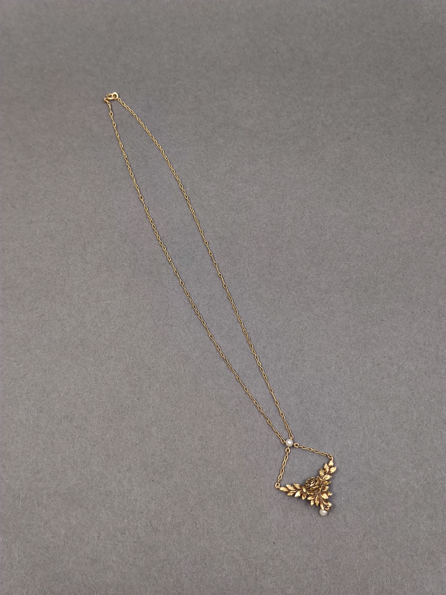 Null COLLIER en or jaune 750 orné d'un pendentif figurant une fleur et deux perl&hellip;