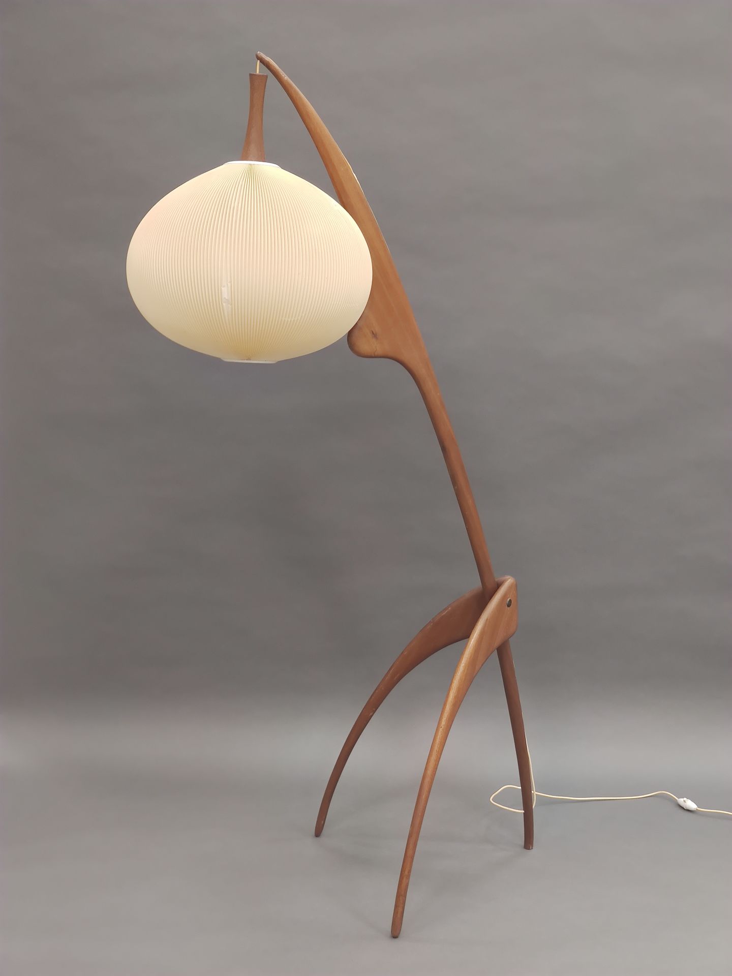 Null 
RISPAL




Praying mantis floor lamp




circa 1950




Walnut structure a&hellip;