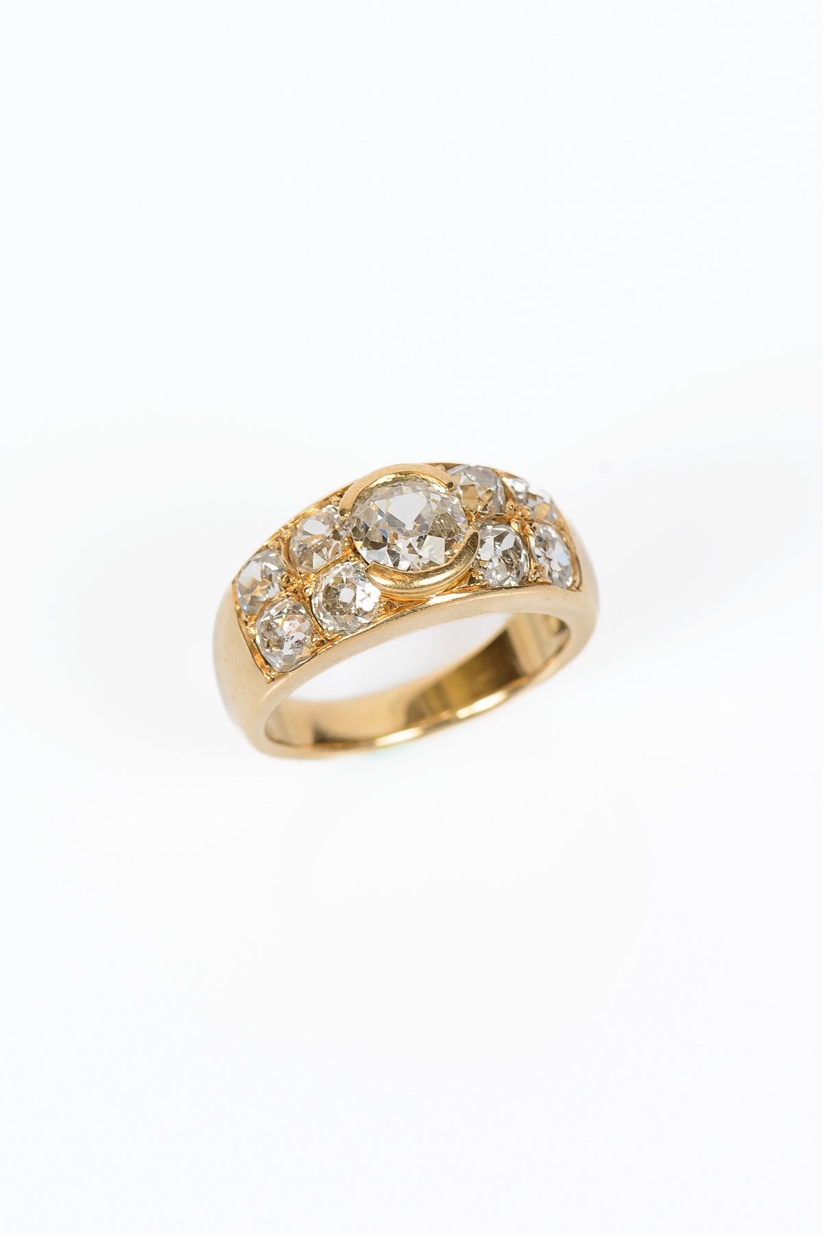 Null 
Anillo de oro amarillo con un diamante de talla semicabujón de aproximadam&hellip;