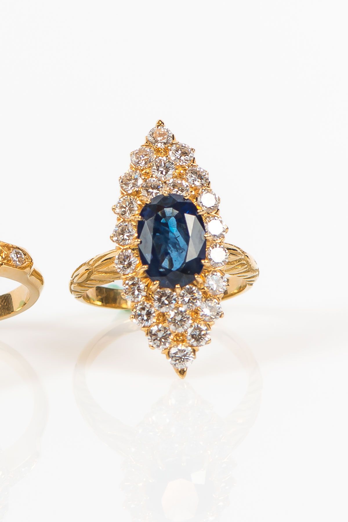 Null 
Marquise ring in yellow gold 750° set with an oval sapphire of 2.39 ct in &hellip;
