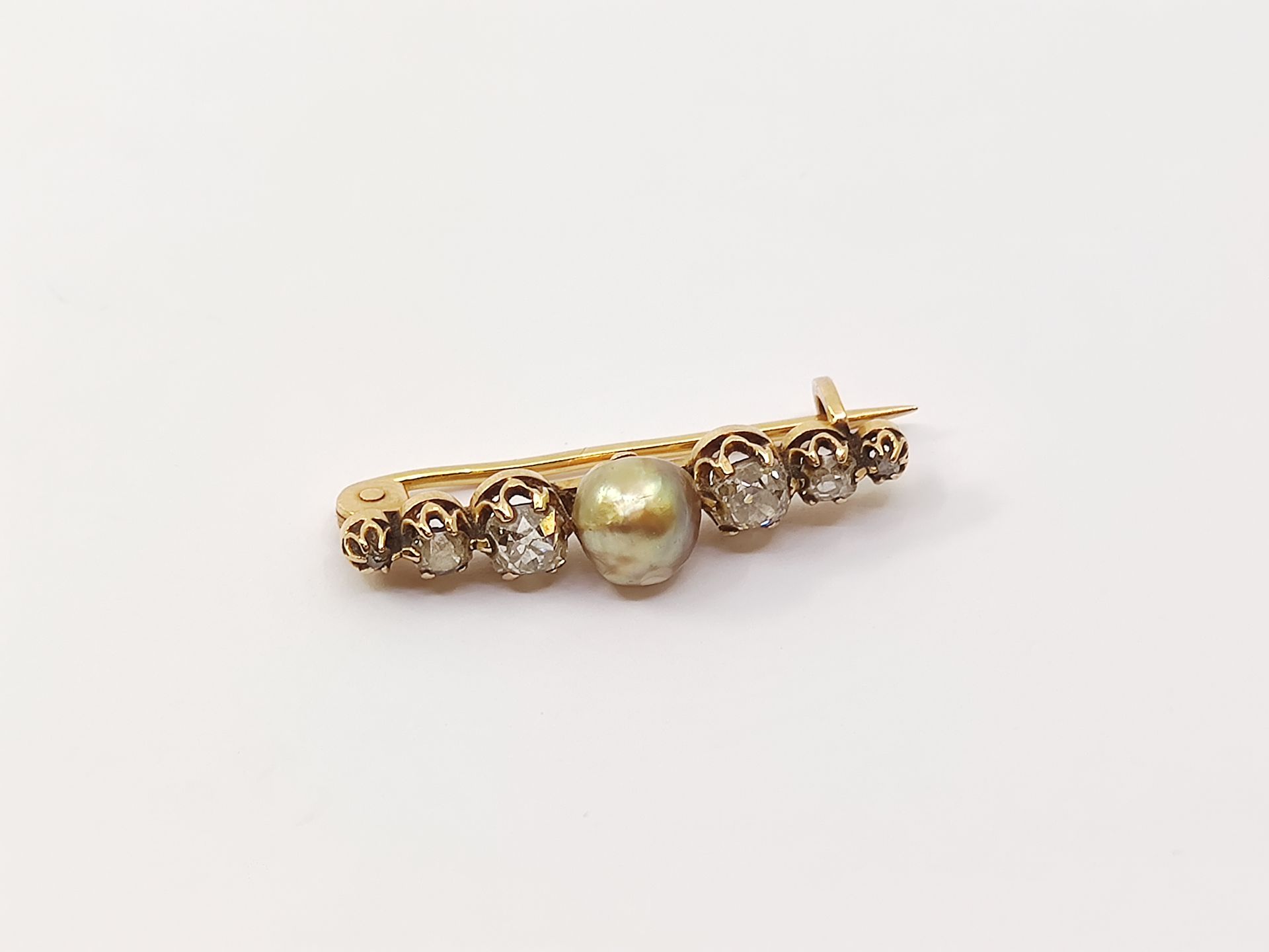 Null 
750°黄金PINK，中间镶嵌了一颗6.65毫米的珍珠，可能是上等珍珠，并镶嵌了四颗老式切割枕形钻石和两朵玫瑰花





编号为15 88



&hellip;