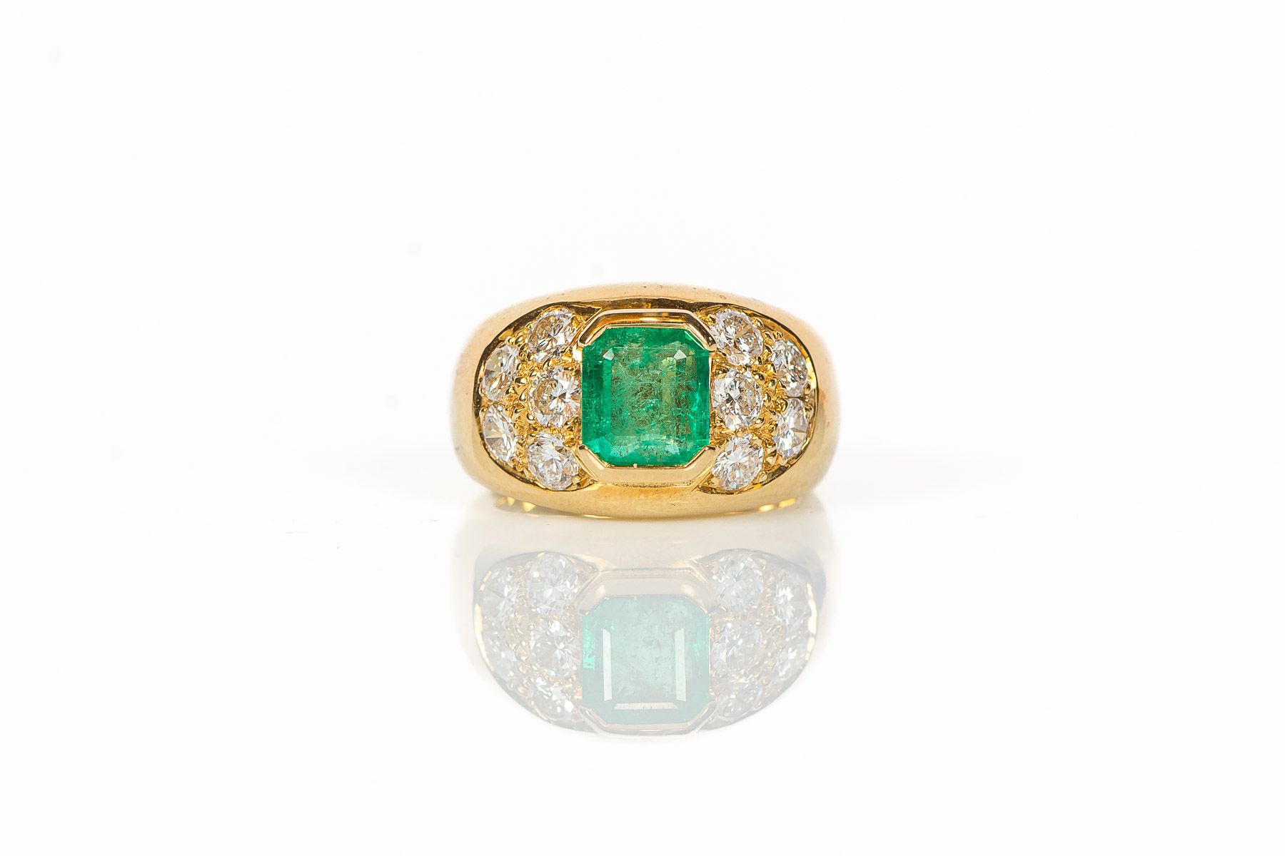 Null 
现代法国作品





黄金戒指，镶有一颗长方形切割的祖母绿，重约1.85克拉，以及十颗现代明亮型切割钻石，总重约1.65克拉 




毛重 : &hellip;