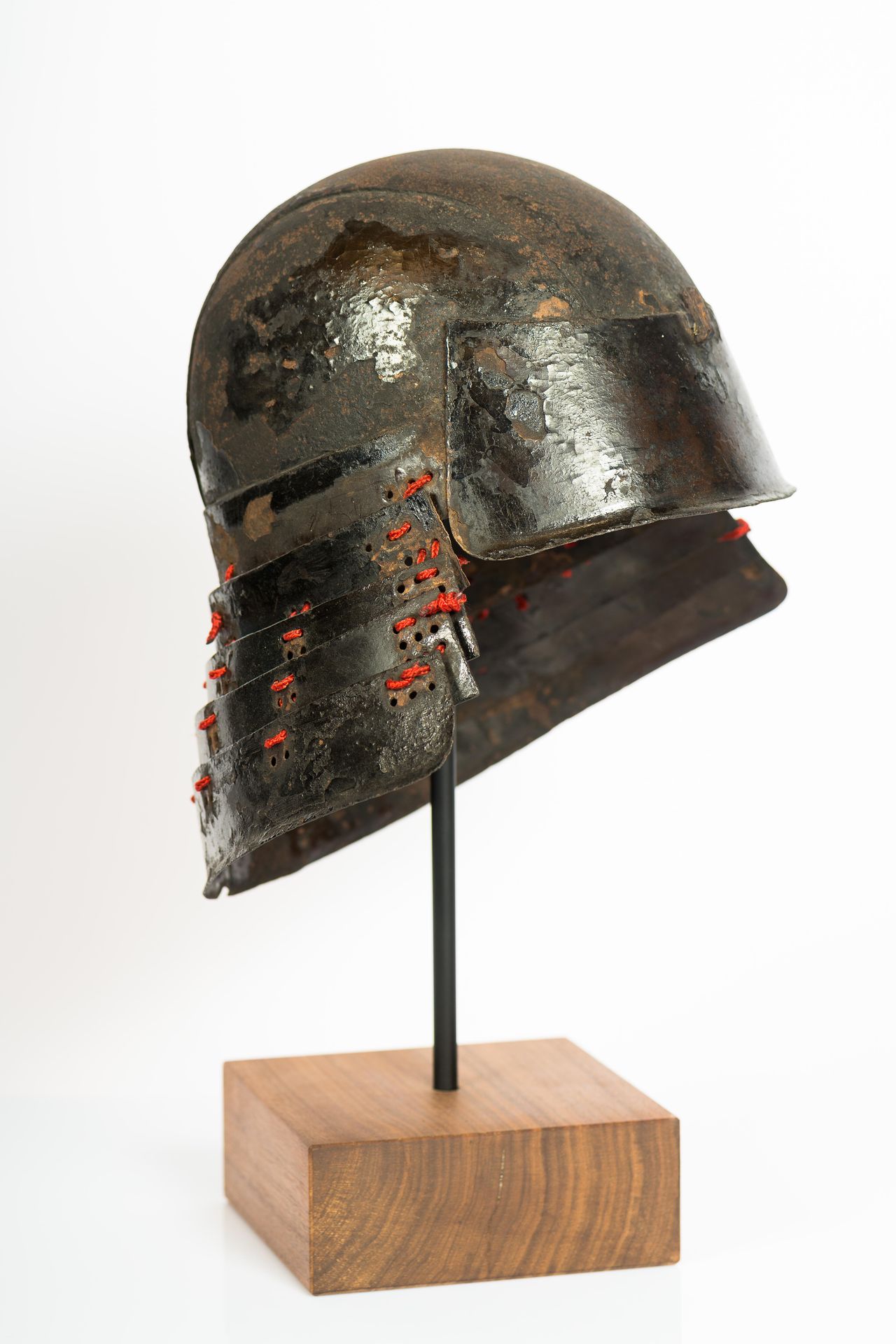 Null 
日本，江户时代（1603-1868年）




被称为 "Kabuto "的战争头盔





尺寸：25 x 30 cm





一只耳朵不见了&hellip;