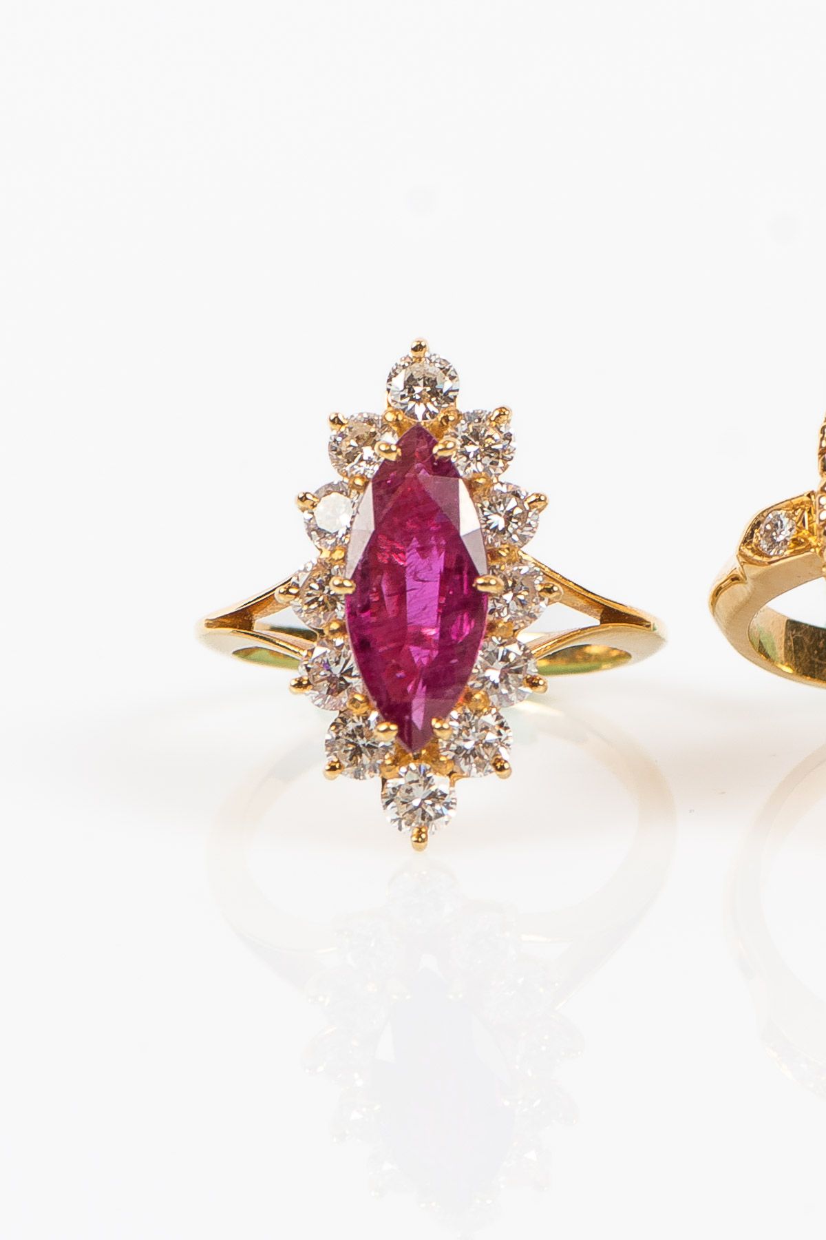 Null 
现代法国作品





750°黄金镶嵌脐带红宝石的榄尖形戒指，由12颗钻石镶嵌而成 




毛重 : 4,50 g




TDD: 51,5