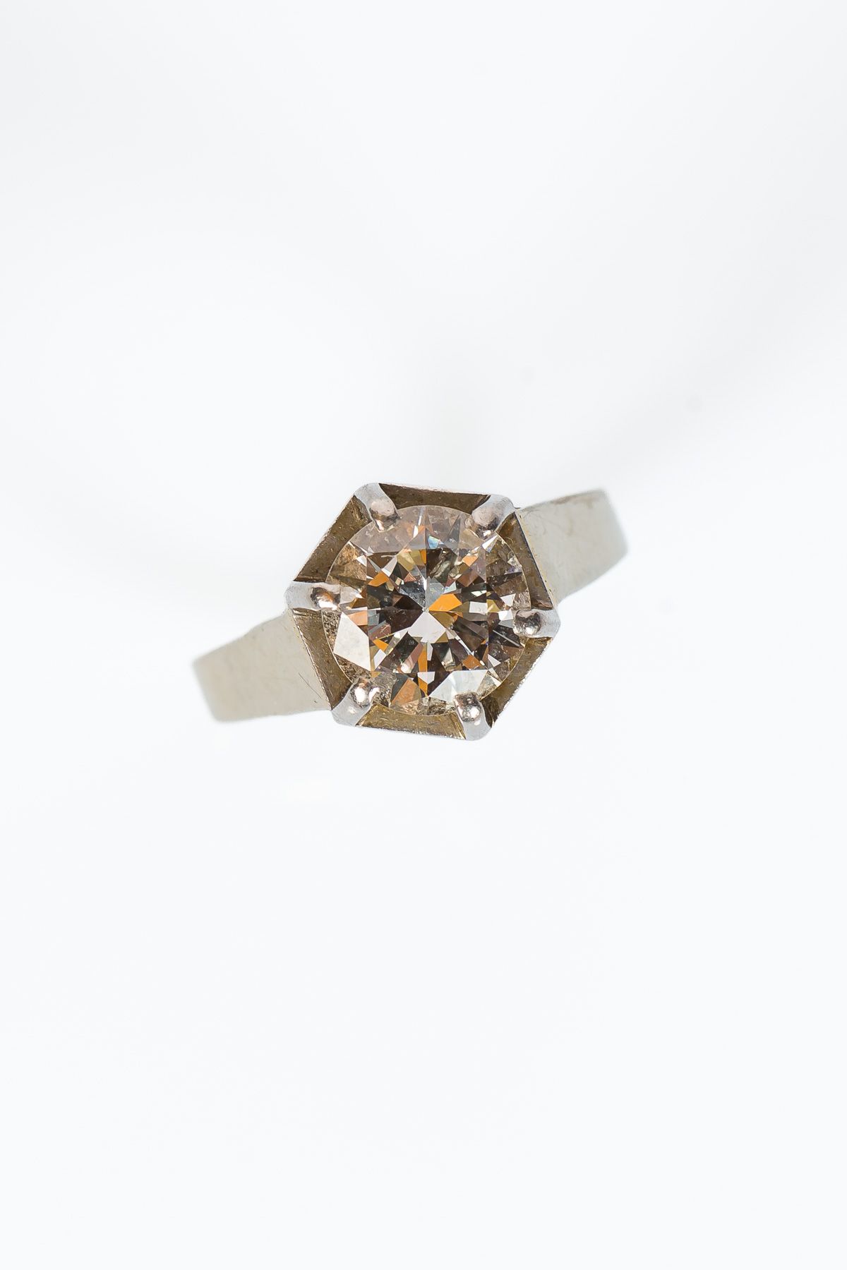 Null 
白金和铂金戒指，镶嵌了一颗约2克拉的半切钻石 20




毛重 : 5,37 g





荧光剂：无至中等




钻石尺寸：8.45 x 8.&hellip;