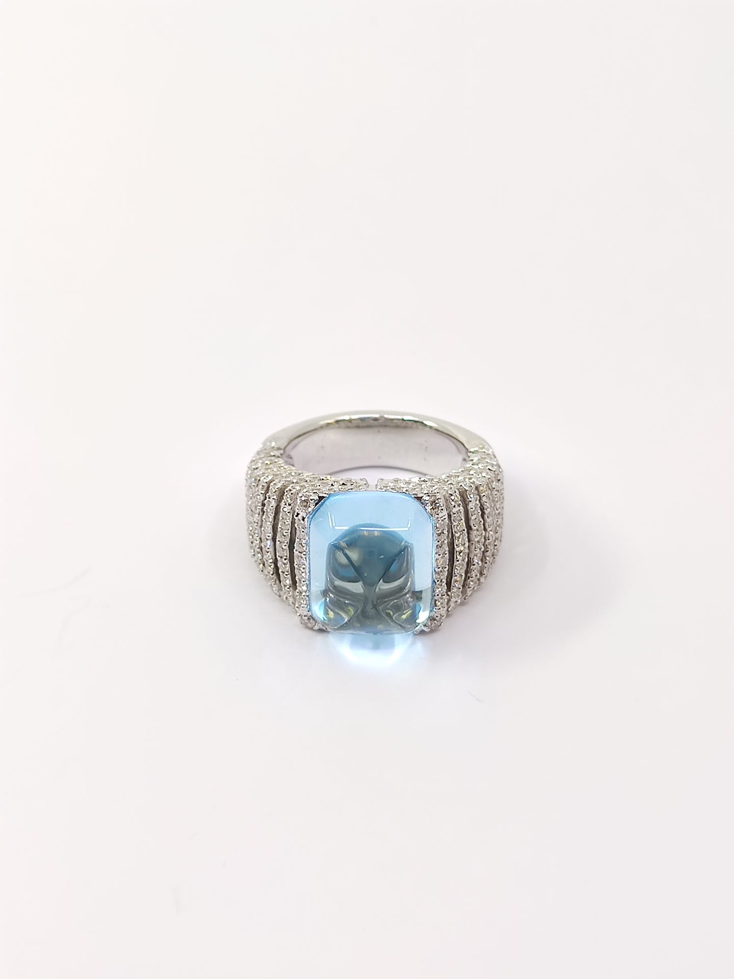 Null 
BAGUE en or gris 750° ornée d'une aigue marine en pain de sucre épaulée de&hellip;