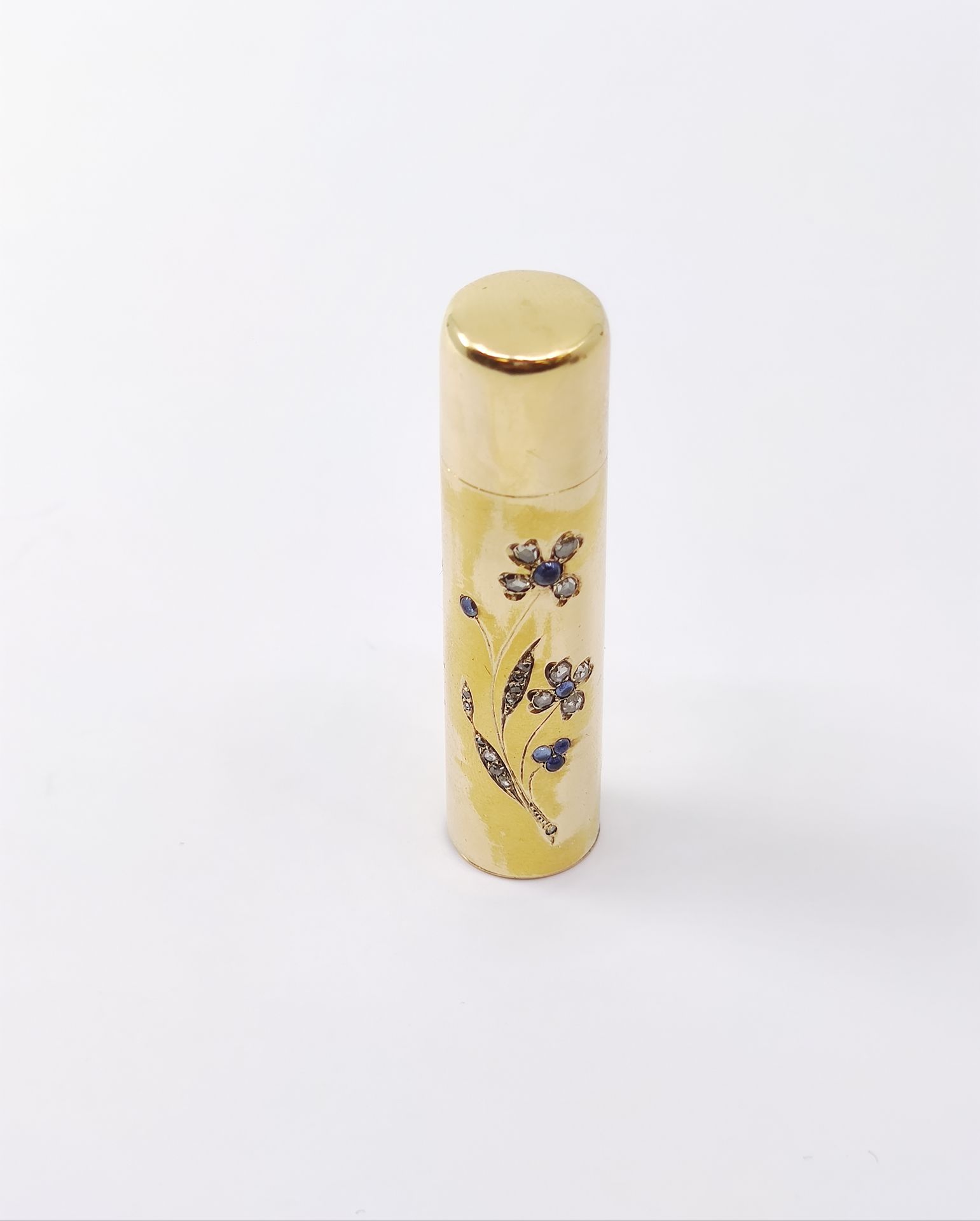 Null 
750°黄金香水瓶，精雕细琢的花卉图案，镶嵌着玫瑰和蓝宝石的凸圆形宝石





尺寸: 5,8 cm




毛重：24.5克