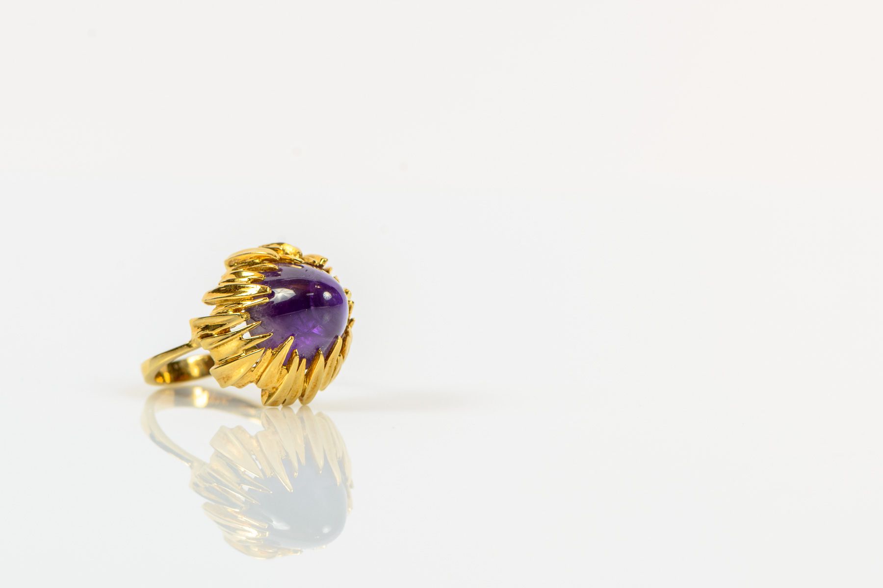 Null 
20世纪法国作品 





750°黄金圆顶戒指，镶嵌糖块紫水晶




毛重 : 10,62 g




TDD: 57