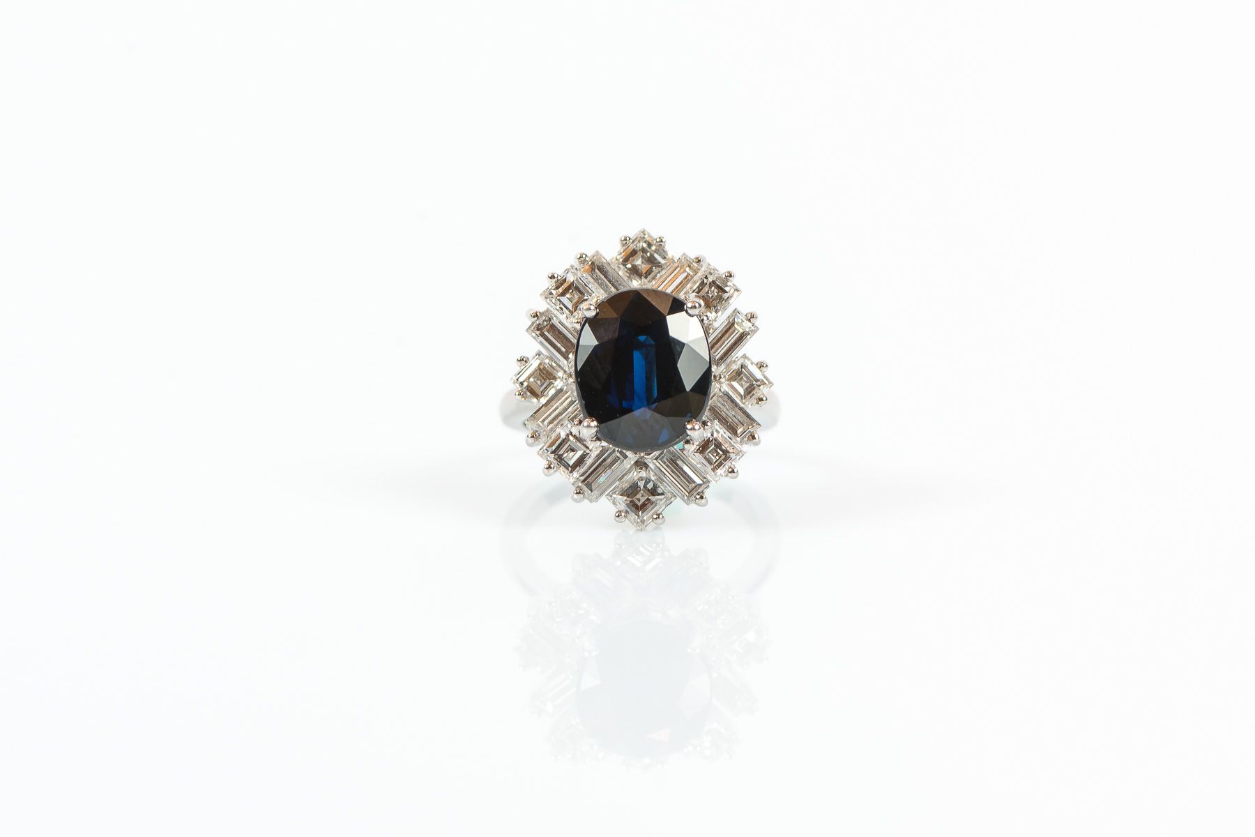 Null 
20世纪法国作品





750°白金戒指，镶嵌一颗约4.4克拉的椭圆形蓝宝石，配以长方形和辐射型钻石，共约2.7克拉。 




毛重 : 8,&hellip;