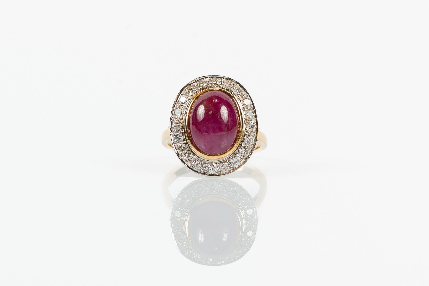 Null 
RING in two-tone gold 750° decorated with a ruby cabochon of approximately&hellip;