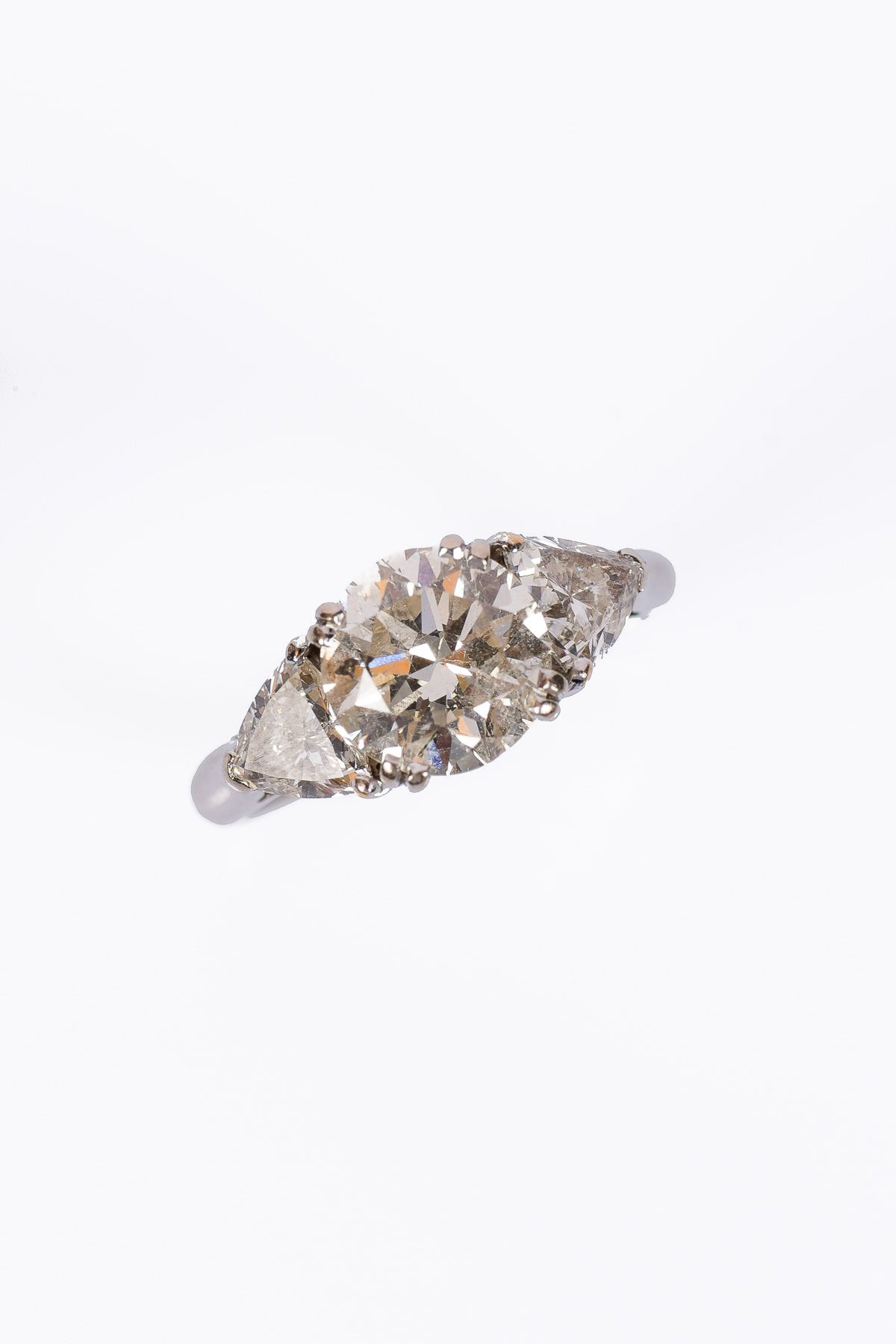 Null BAGUE en or gris 750° ornée d'un diamant taille ancienne épaulé de diamants&hellip;