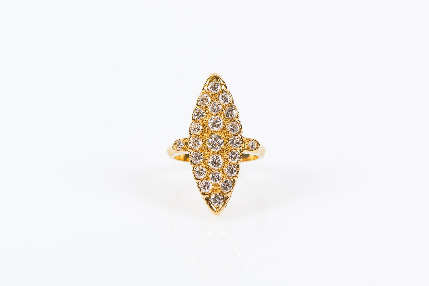 Null 
20世纪的法国作品





750°黄金镶嵌钻石的榄尖形戒指，总重约1.36克拉




毛重 : 6,63 g




TDD: 53