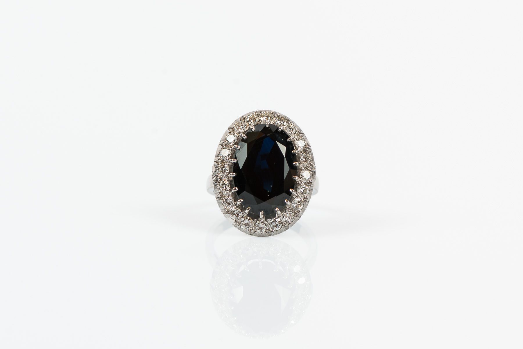 Null 
现代法国作品





白金蓬巴杜戒指，镶有钻石的椭圆形蓝宝石。 




毛重 : 8,32 g




TDD: 53