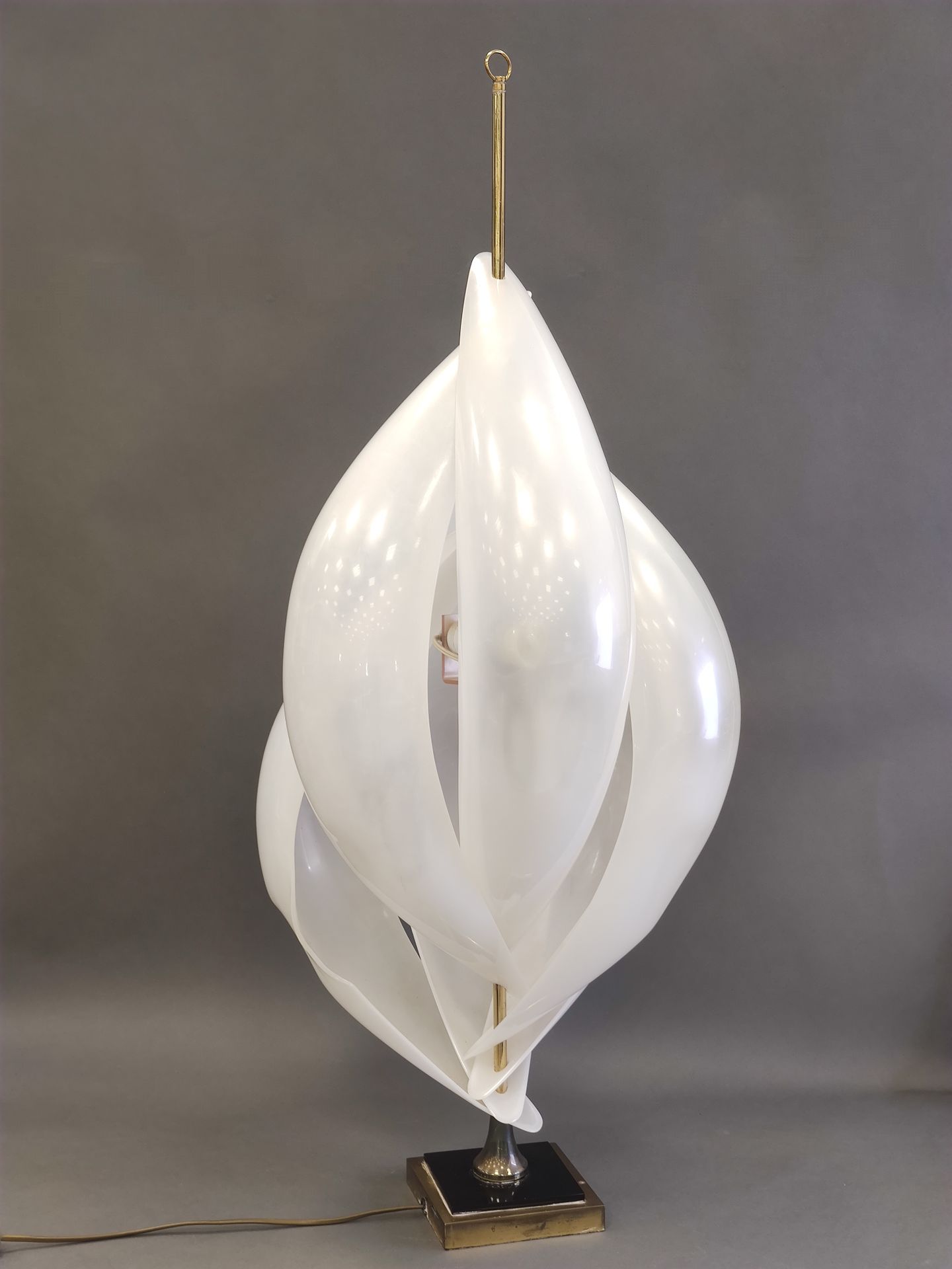 Null 
MAISON ROUGIER 出版商




贝壳灯由六个乳白色的柿子壳组成，安装在黄铜轴上，方形黄铜和黑漆底座。





尺寸：106厘米


&hellip;