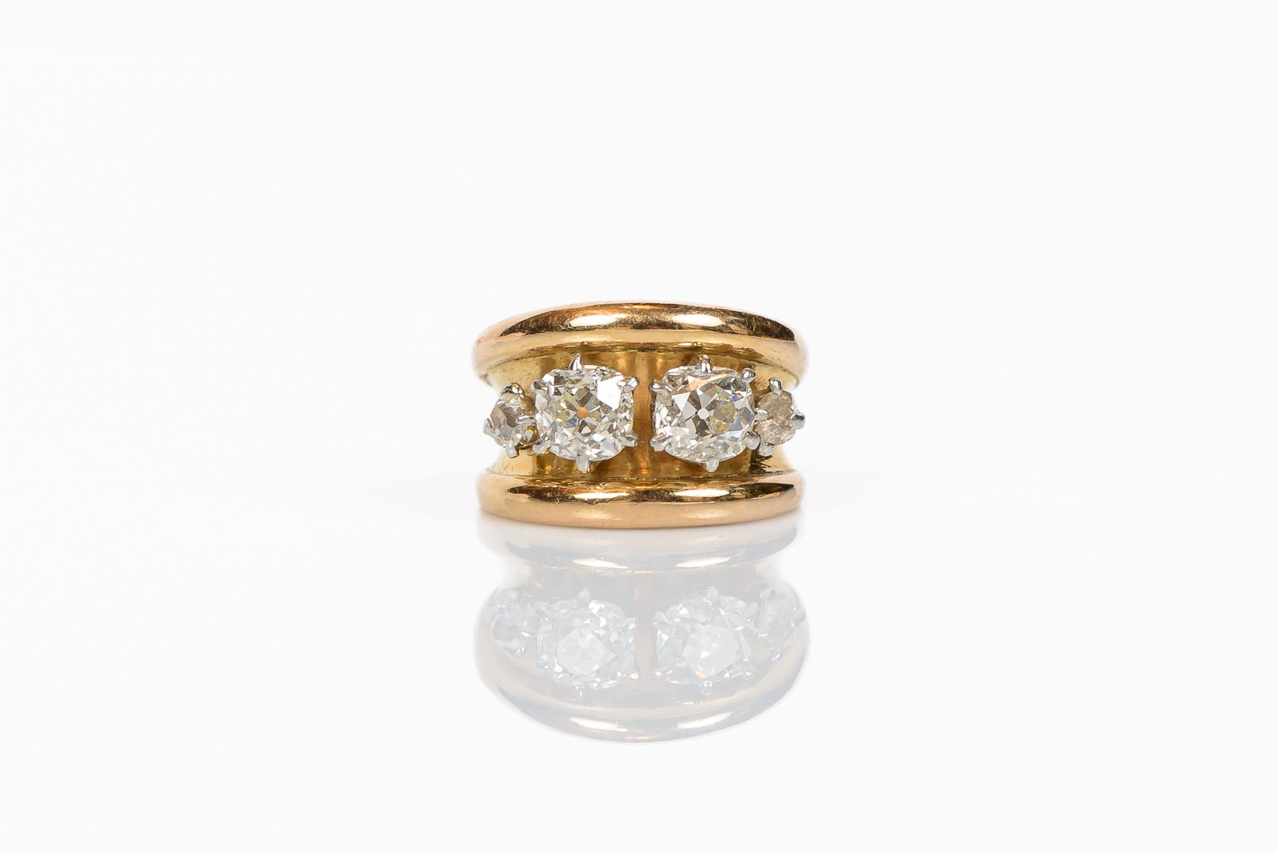 Null BAGUE en or jaune 750° ornée de deux diamants taille ancienne coussin d'env&hellip;