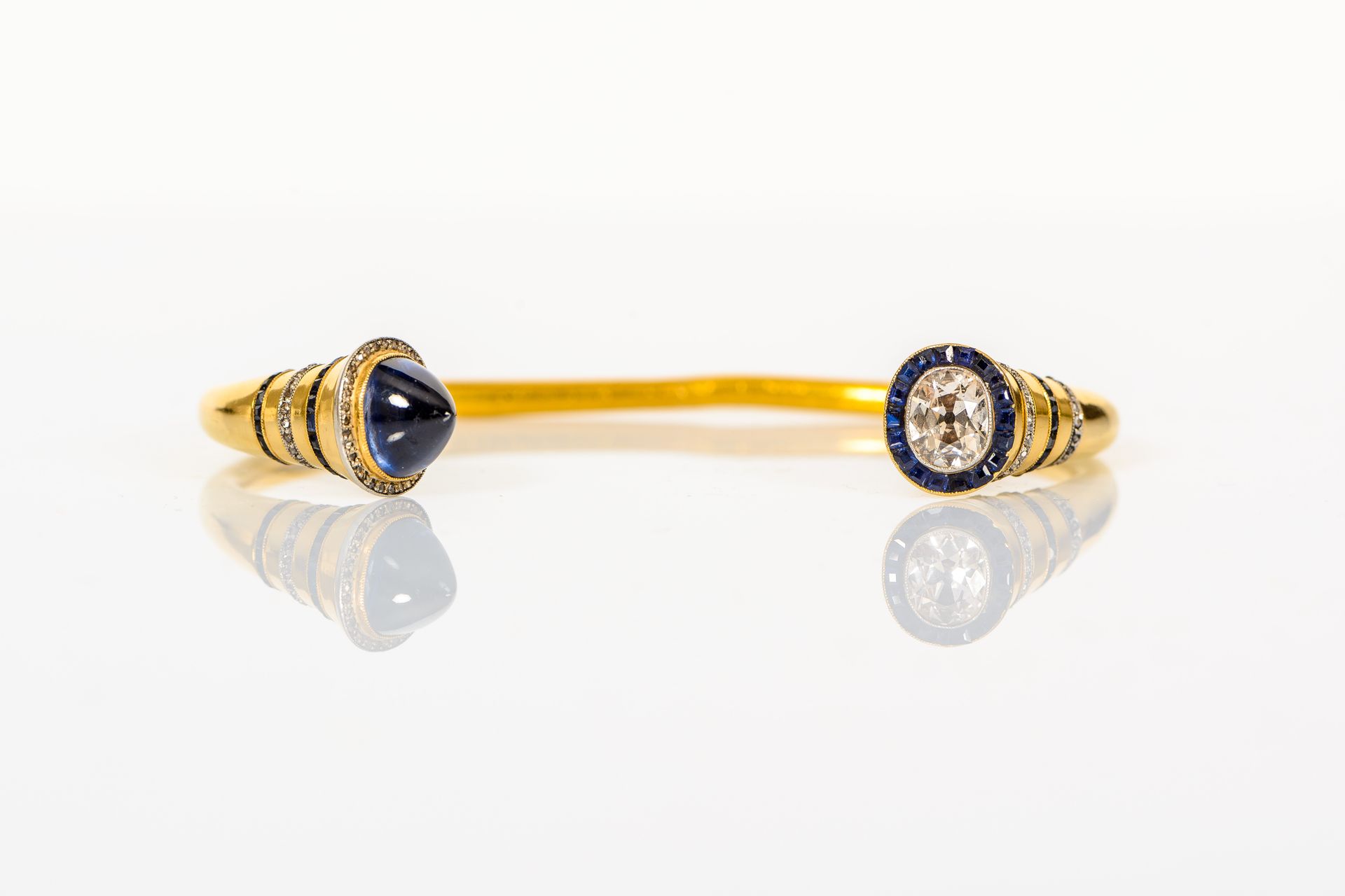 Null 
750黄金手镯 "en toi et moi"，镶嵌一颗2克拉的老式切割钻石（6.94 x 8.98毫米）和一颗糖饼蓝宝石，与校准的玫瑰和蓝宝石线条&hellip;