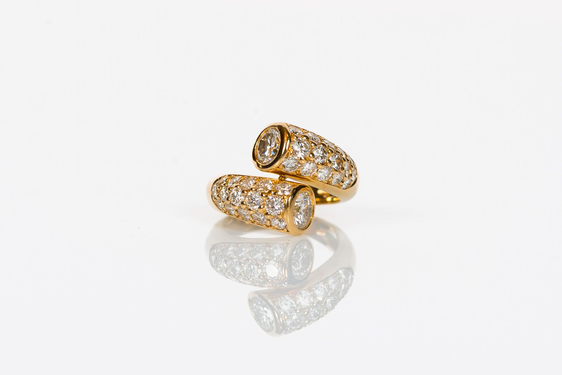 Null 
现代法国作品 





750°黄金戒指，镶嵌两颗钻石，每颗约0.75克拉，三行共30颗钻石，每行约2克拉10。




毛重 : 9,99 g
&hellip;