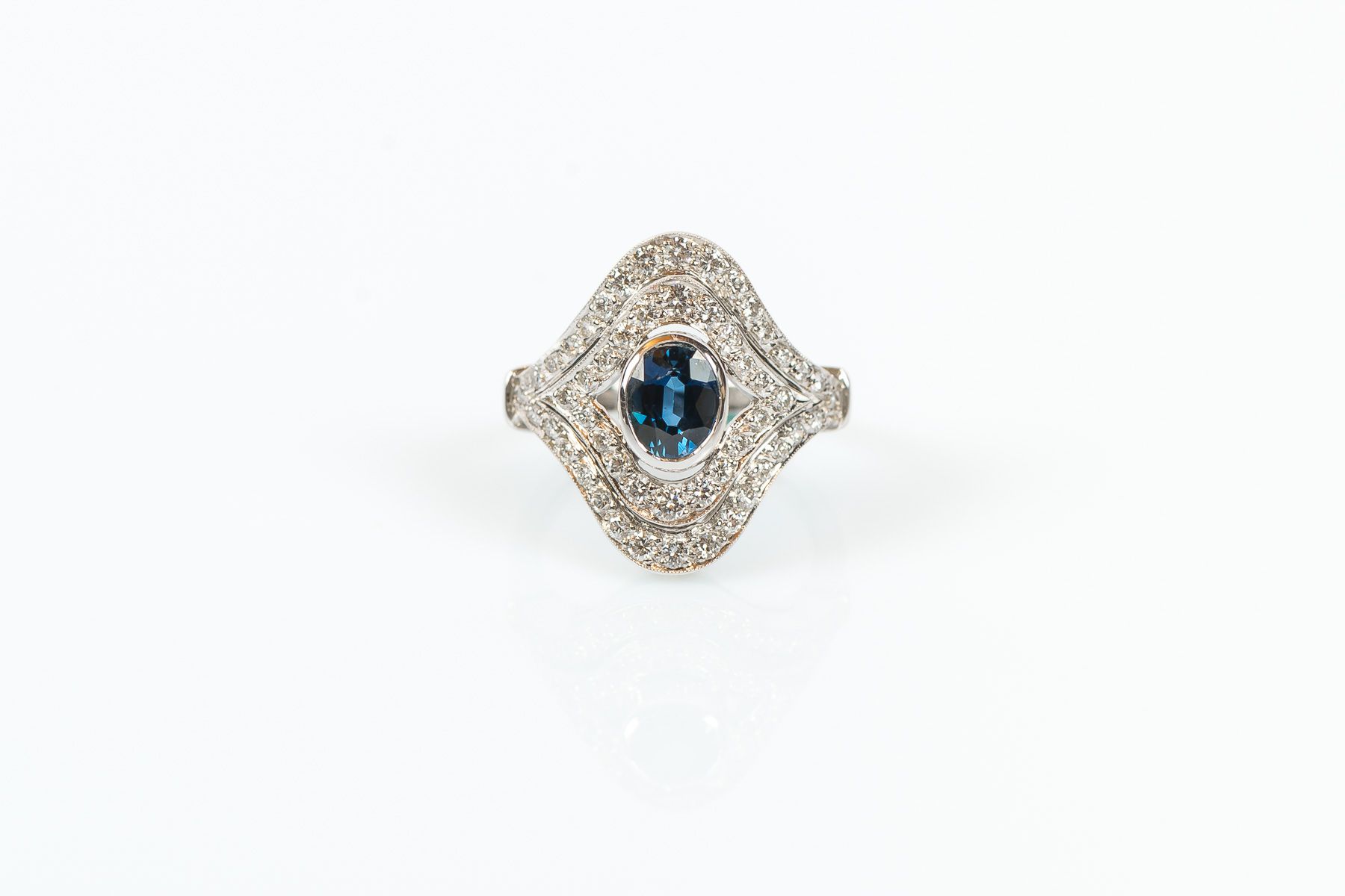 Null 
20世纪的法国贸易





一枚白金戒指，镶有一颗约1.59克拉的蓝宝石，双钻，总重量约为0.80克拉。




毛重 : 6,91 g




&hellip;