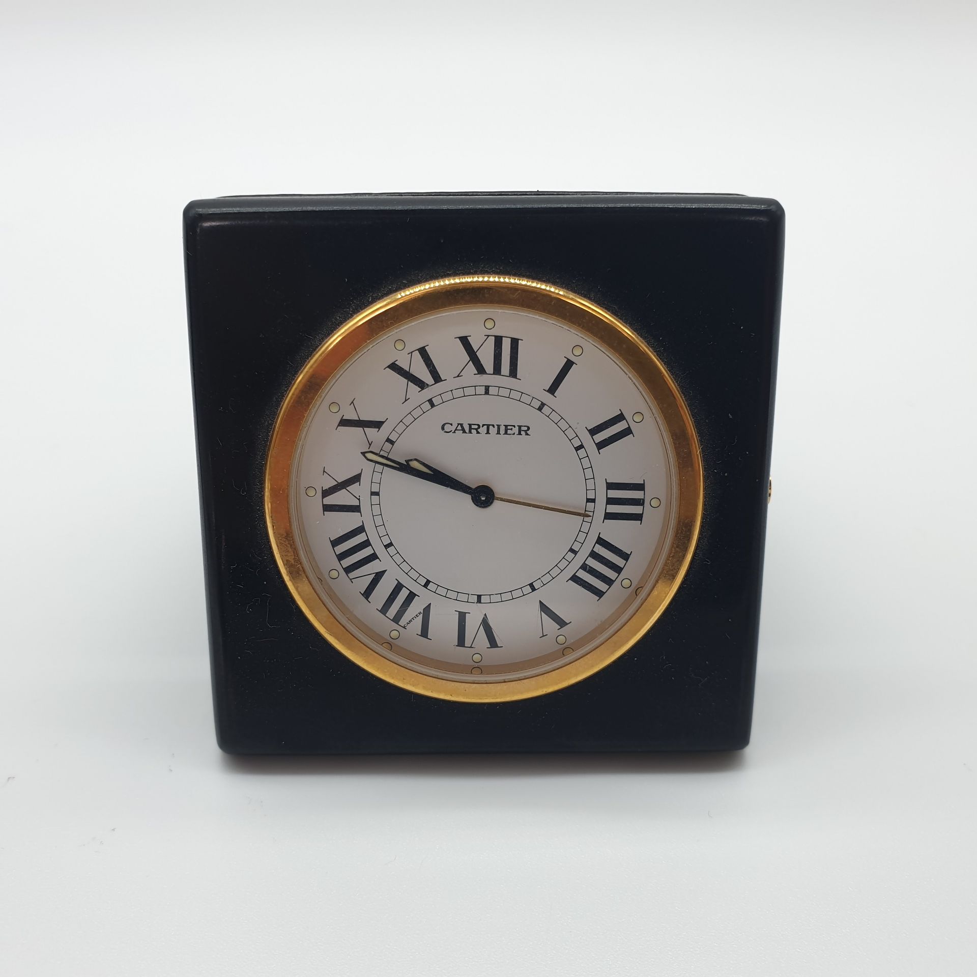 Null CARTIER

Round leather travel clock with Roman numerals

White enamel dial