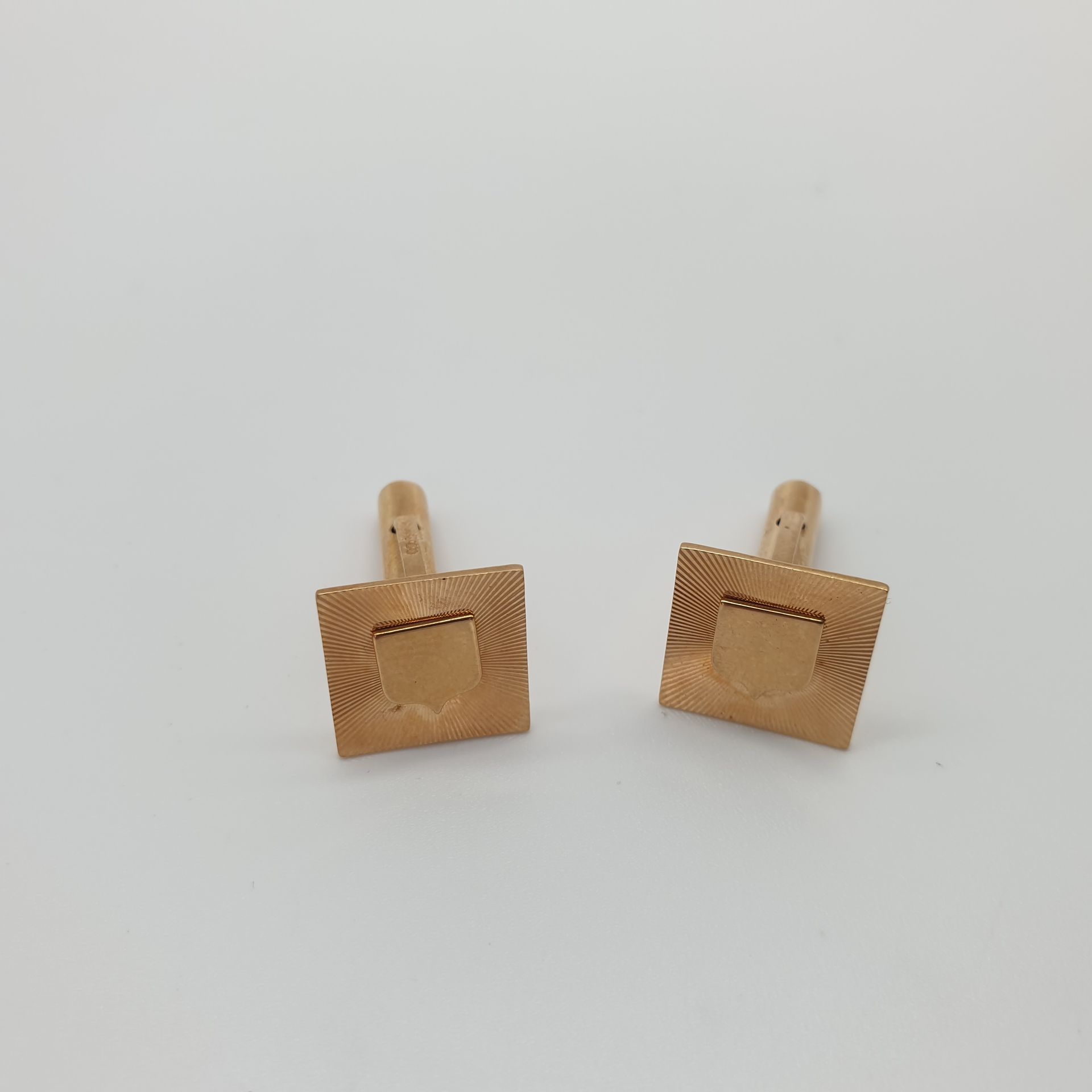 Null PAIR of cufflinks in yellow gold 750°, square guilloche shape 

weight : 5,&hellip;
