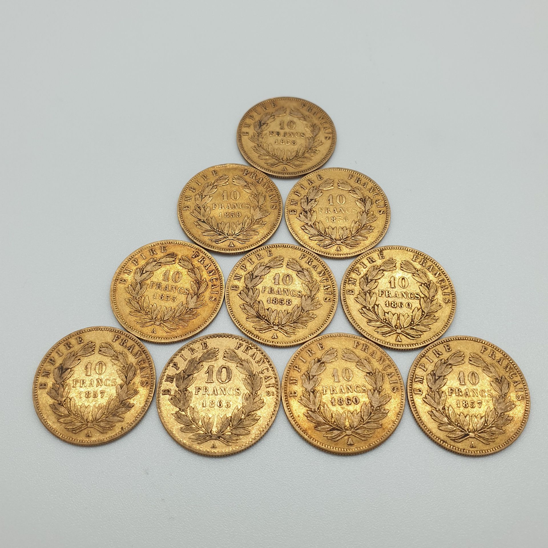 Null Lot von zehn 10-Franc-Goldmünzen Napoleon III ohne Heiligenschein und eine &hellip;
