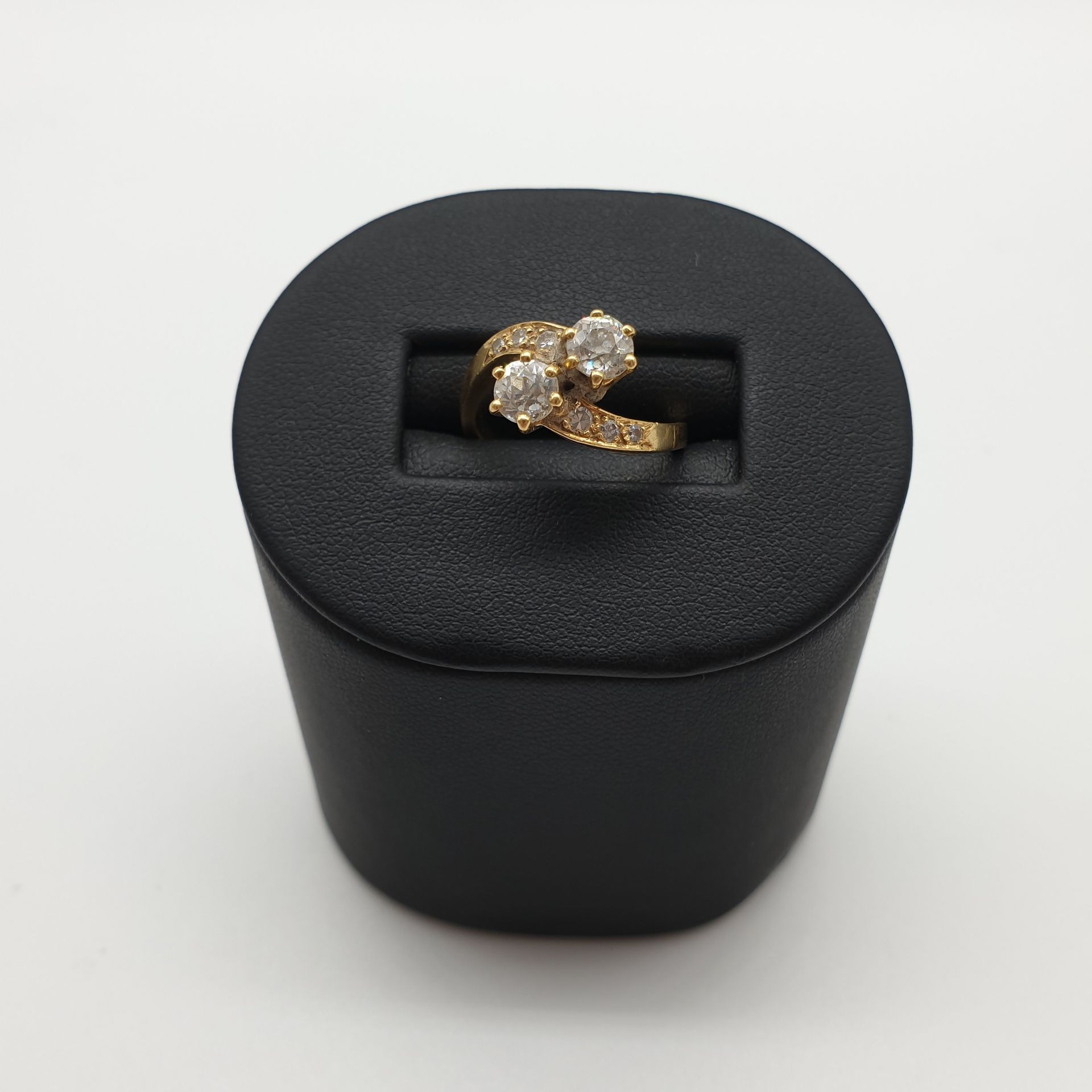 Null 
750°黄金戒指，镶嵌两颗老式切割钻石，每颗约0.30克拉，配以玫瑰切割钻石。 




毛重 : 4,89 g





法国作品




TDD&hellip;