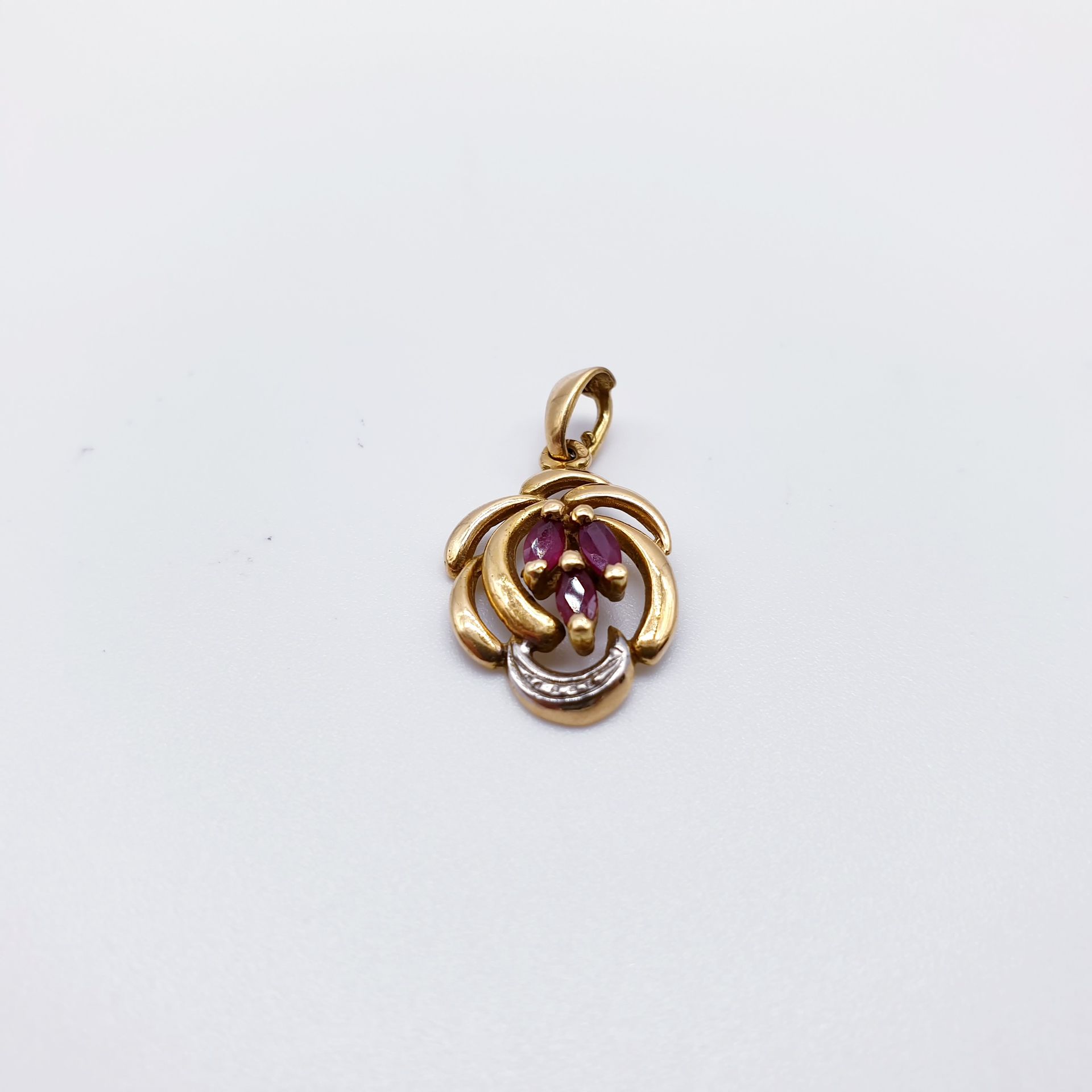 Null 750° yellow gold pendant set with three navette rubies 

Gross weight : 1,5&hellip;