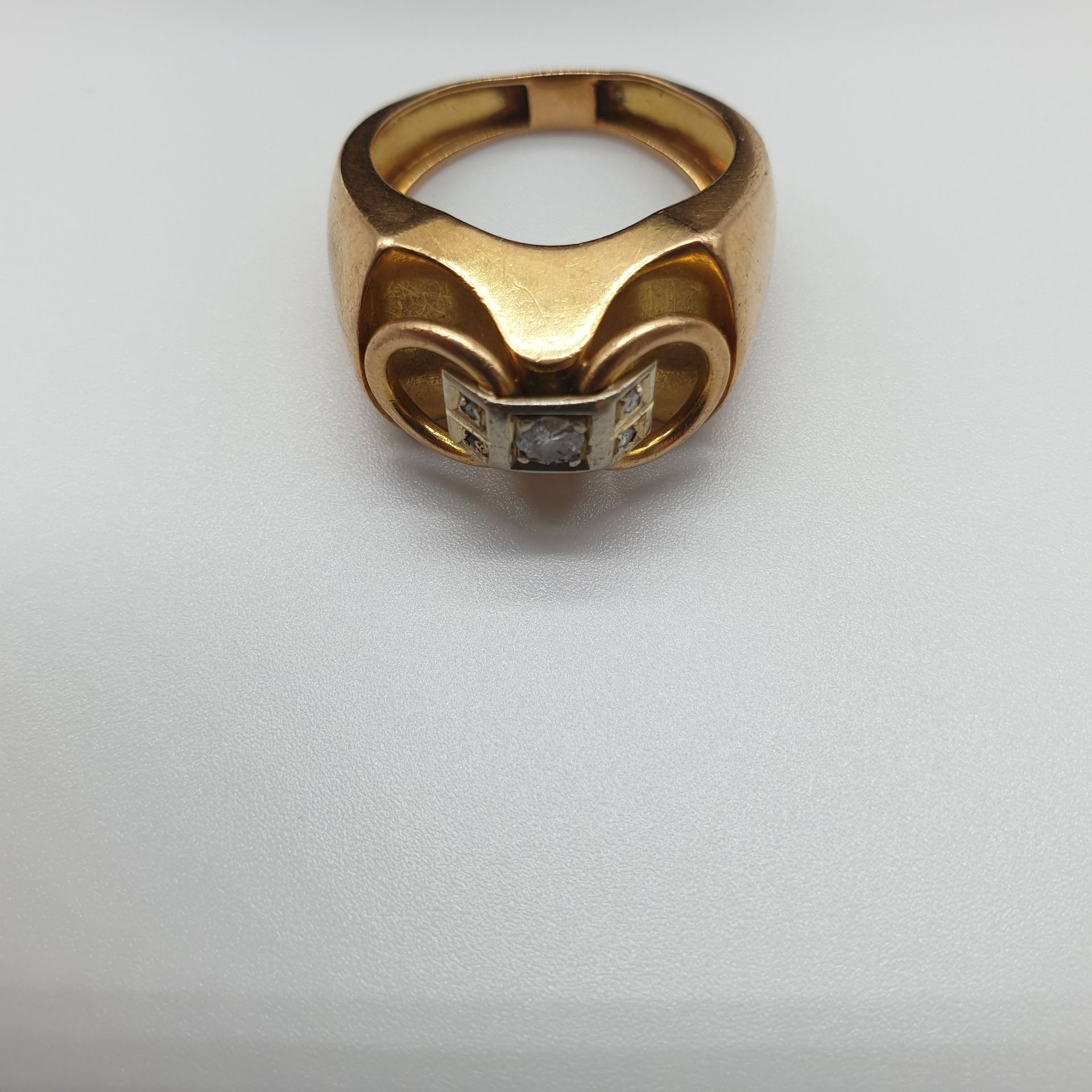 Null RING vom Typ "Schmetterling" aus 750° Gelbgold, mit einem Diamanten und vie&hellip;