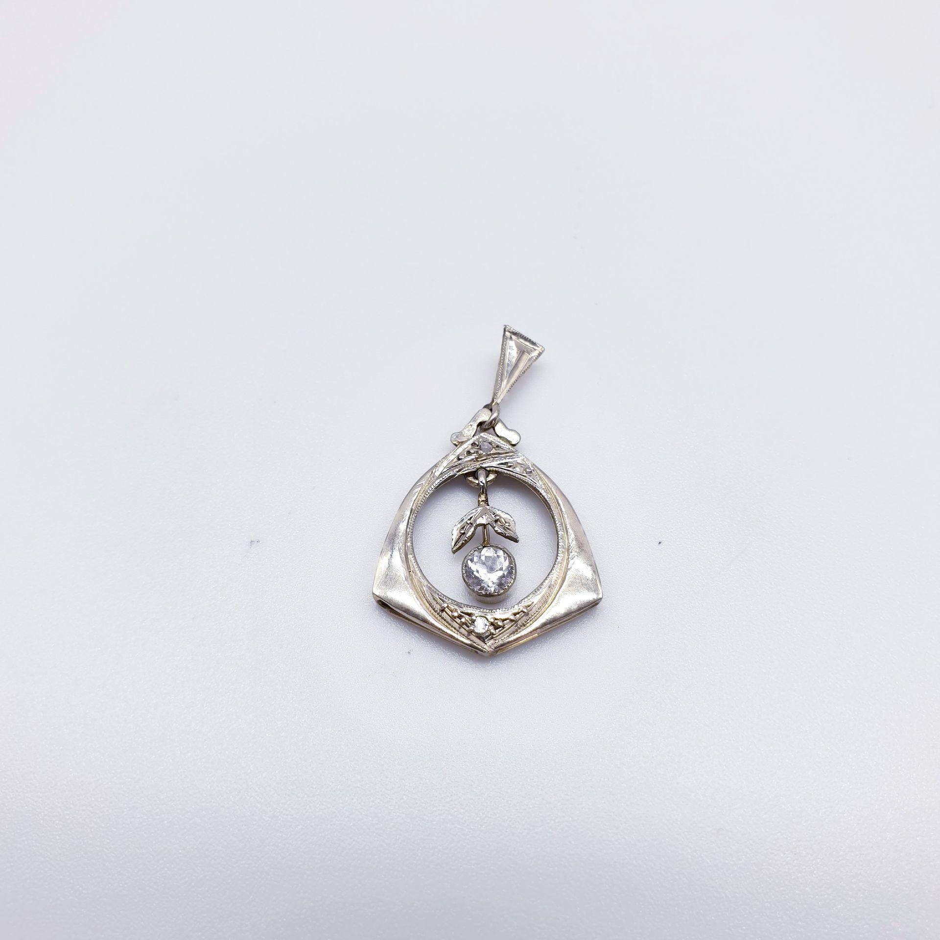 Null White gold pendant 750° decorated with white stones

Gross weight : 1,08 g