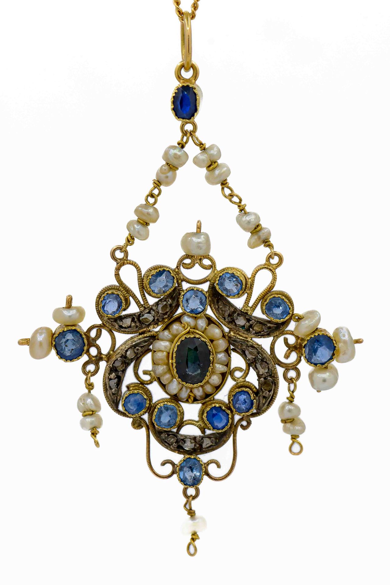 Null 
镶嵌珍珠的金银吊坠，可能是上等珍珠、玫瑰和蓝宝石以及蓝色宝石




法国作品 19世纪末 




毛重：6,16 g