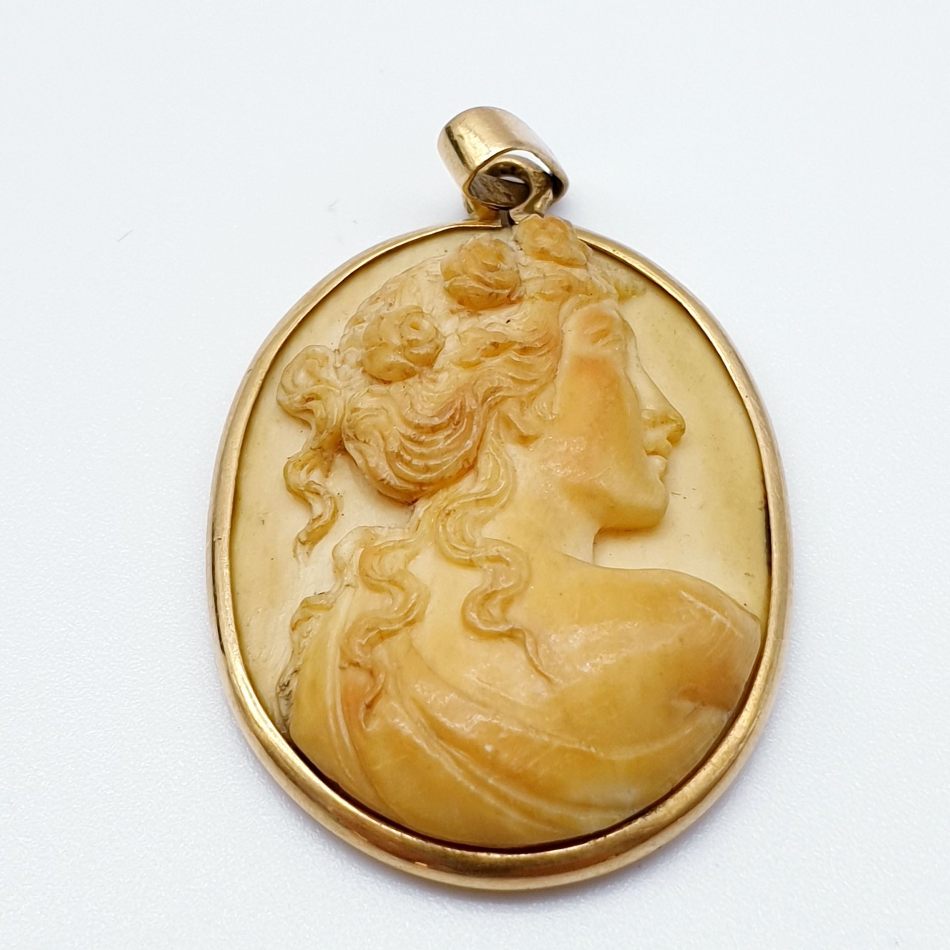 Null Colgante de oro amarillo con camafeo en hueso que representa un perfil feme&hellip;