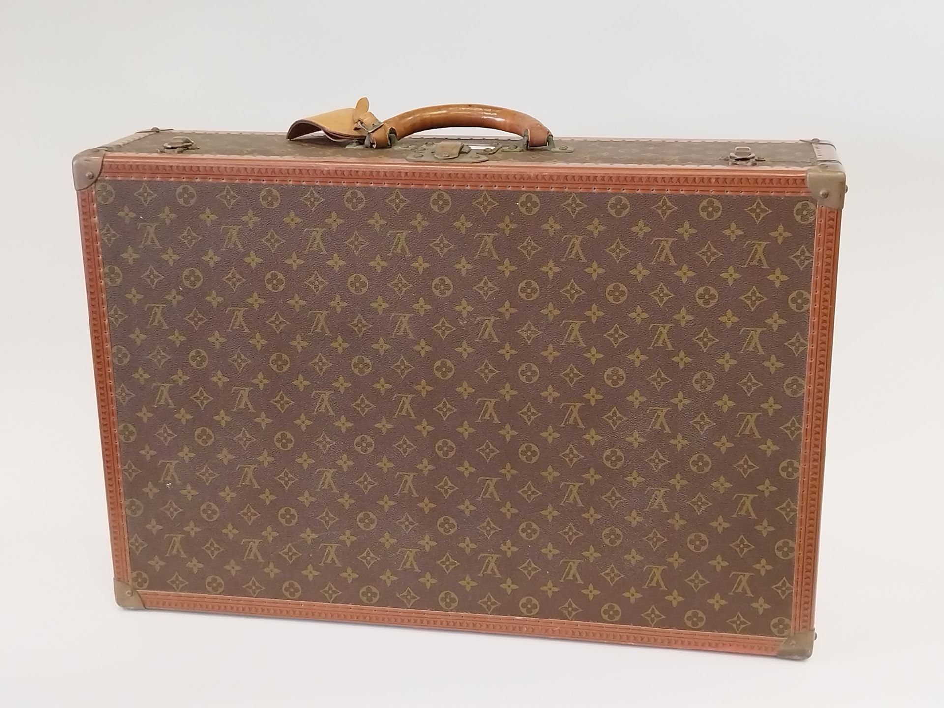 Null 
LOUIS VUITTON - "ALZER" Suitcase 




Monogram canvas and natural leather,&hellip;