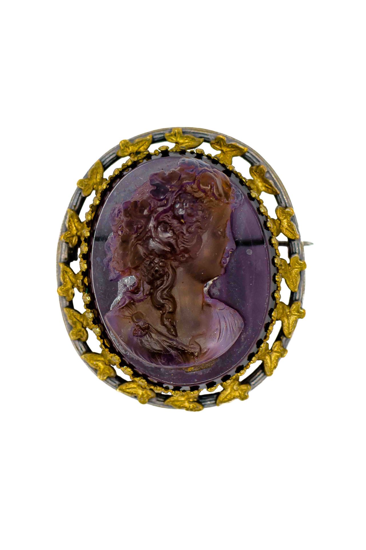 Null 
Broche de metal y dorado decorado con un camafeo de cristal que representa&hellip;