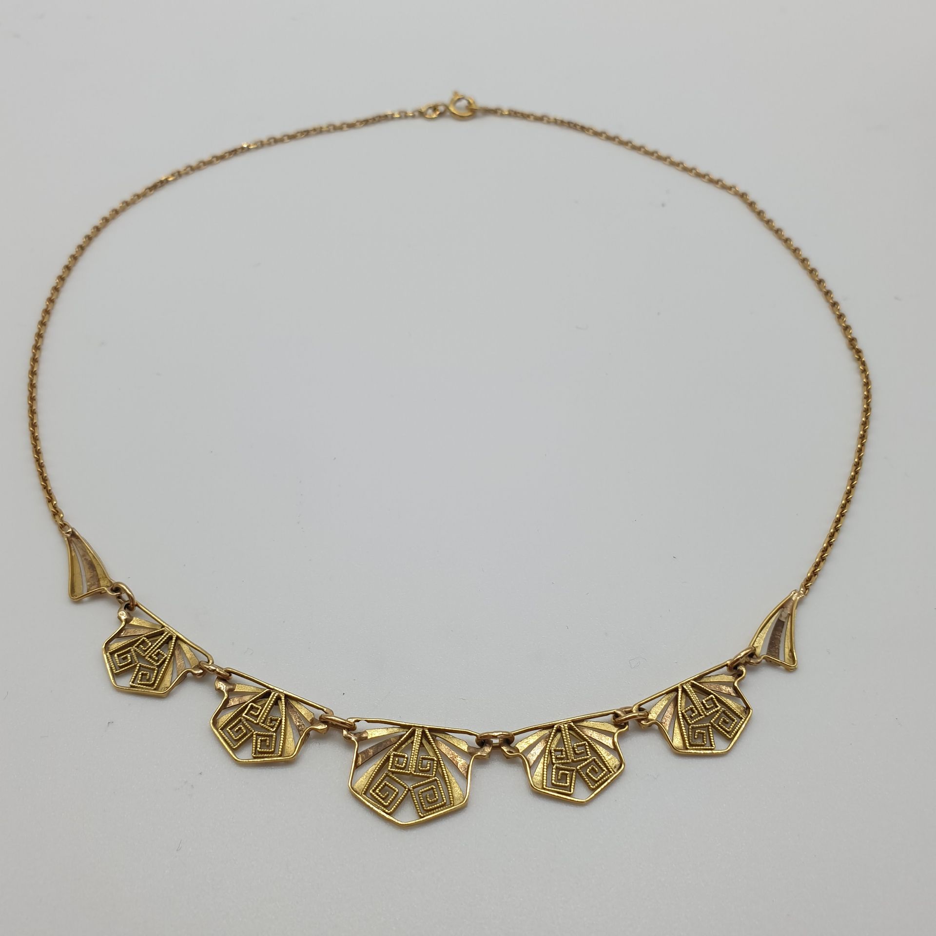 Null 
Collar de oro amarillo 750° con cinco motivos calados 





La obra france&hellip;