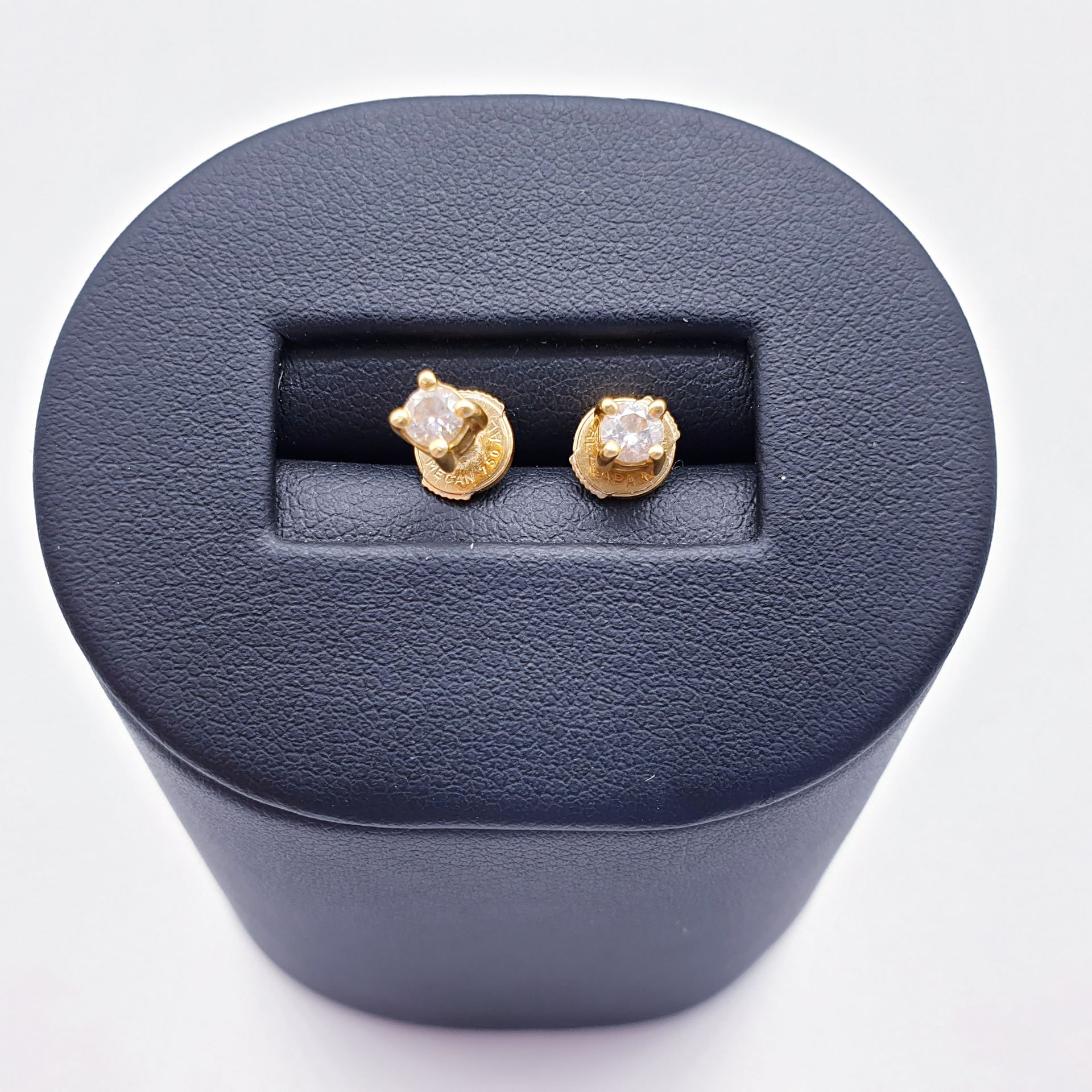 Null PARURE comprenant une paire de boutons d'oreilles en or jaune 750° ornée de&hellip;