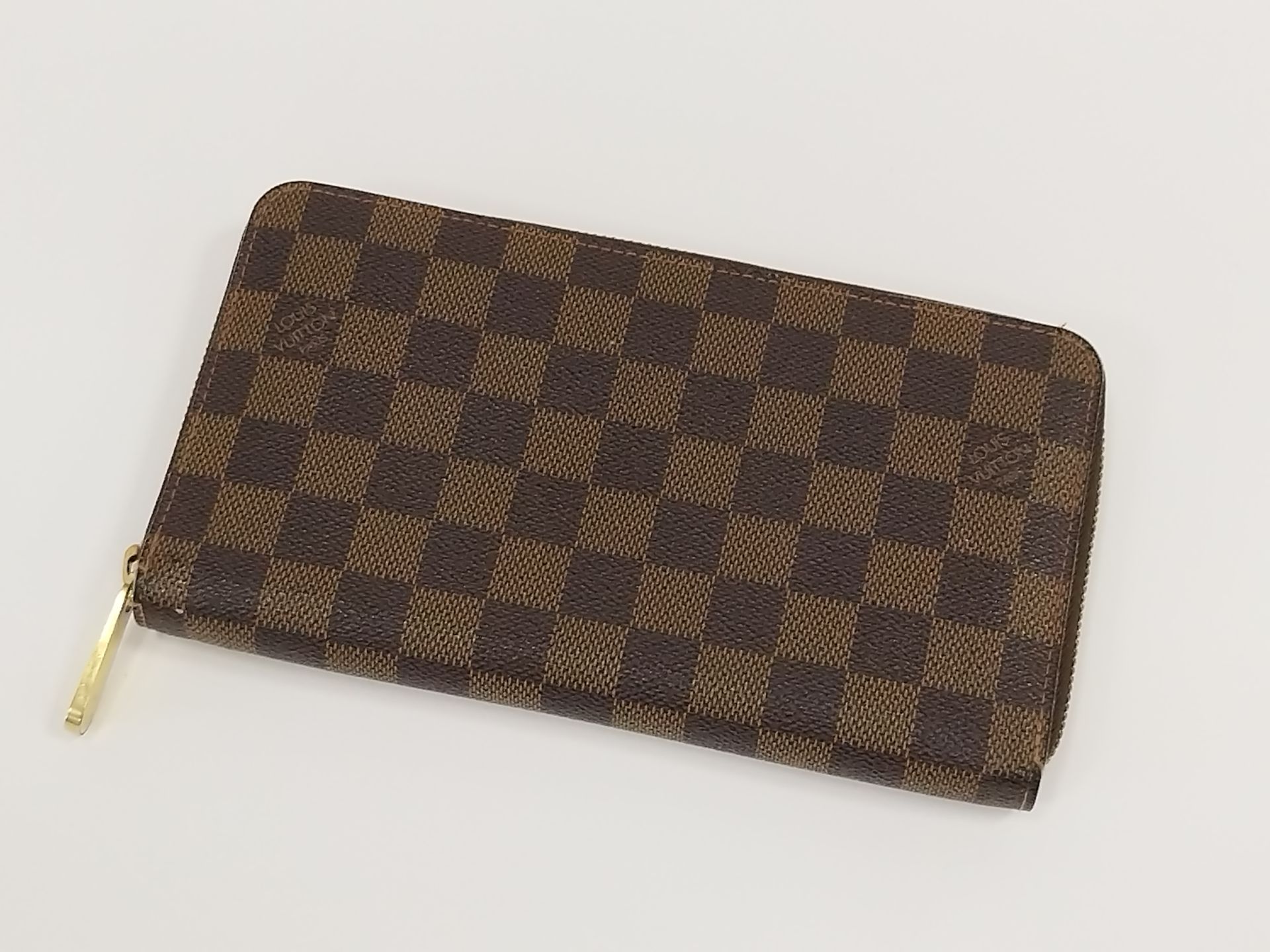 Null 路易-威登（LOUIS VUITTON）Zippy

黑檀色棋盘式帆布钱包，拉链开合

尺寸：10,5 x 21 cm