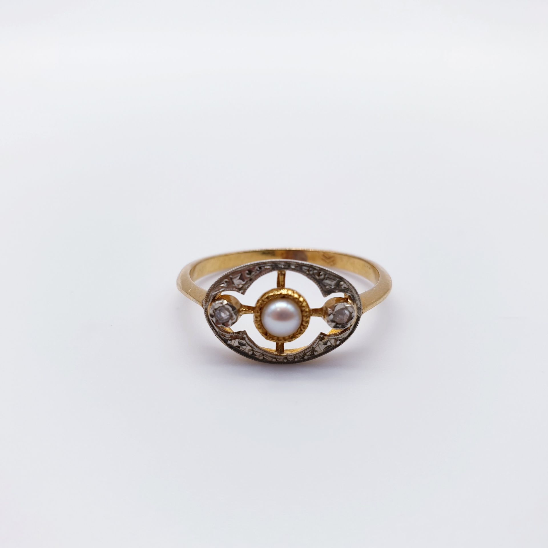 Null RING aus zweifarbigem Gold 750°, verziert mit einer Perle und zwei Rosen.

&hellip;