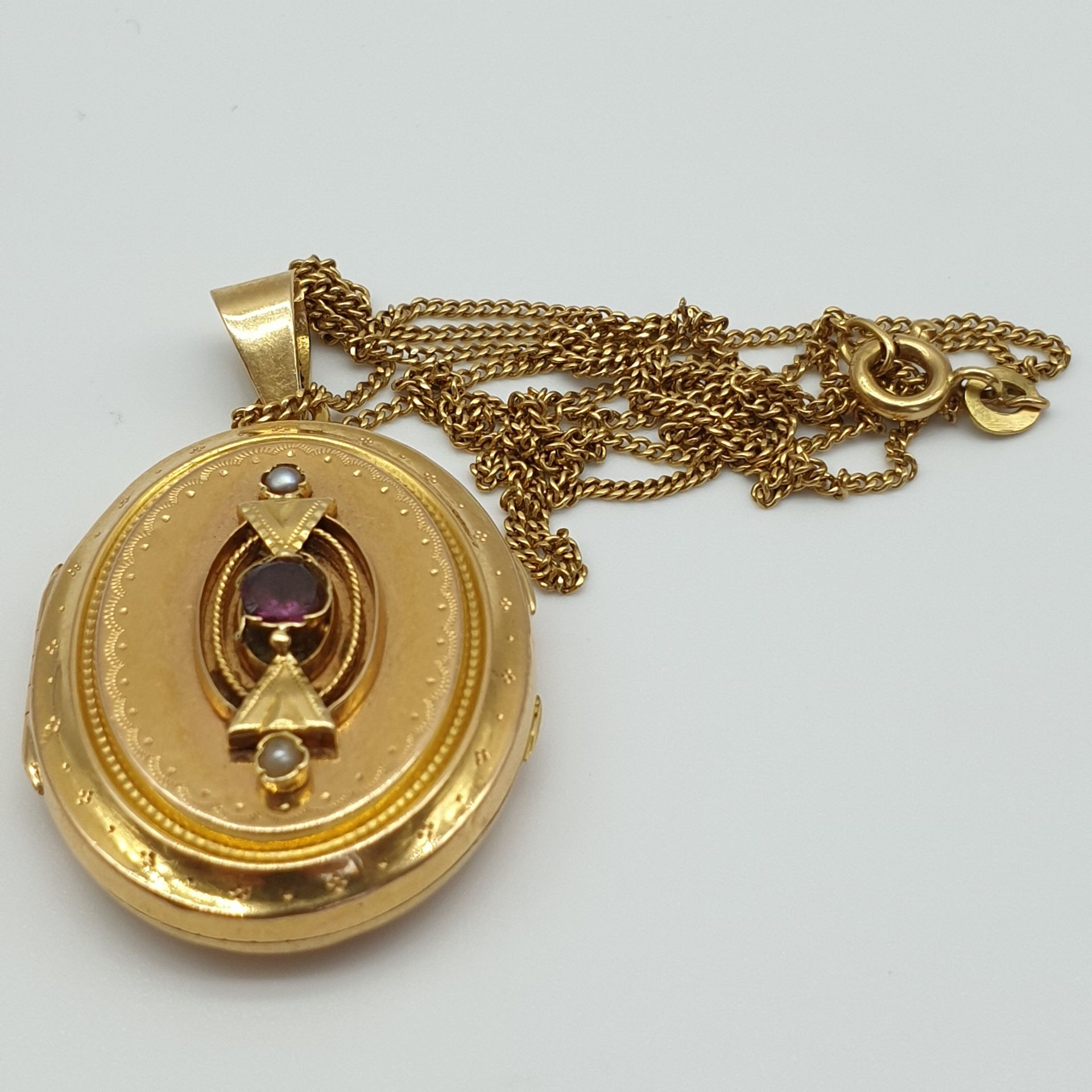 Null 
750° yellow gold CHAIN accompanied by a glass pendant decorated with an am&hellip;