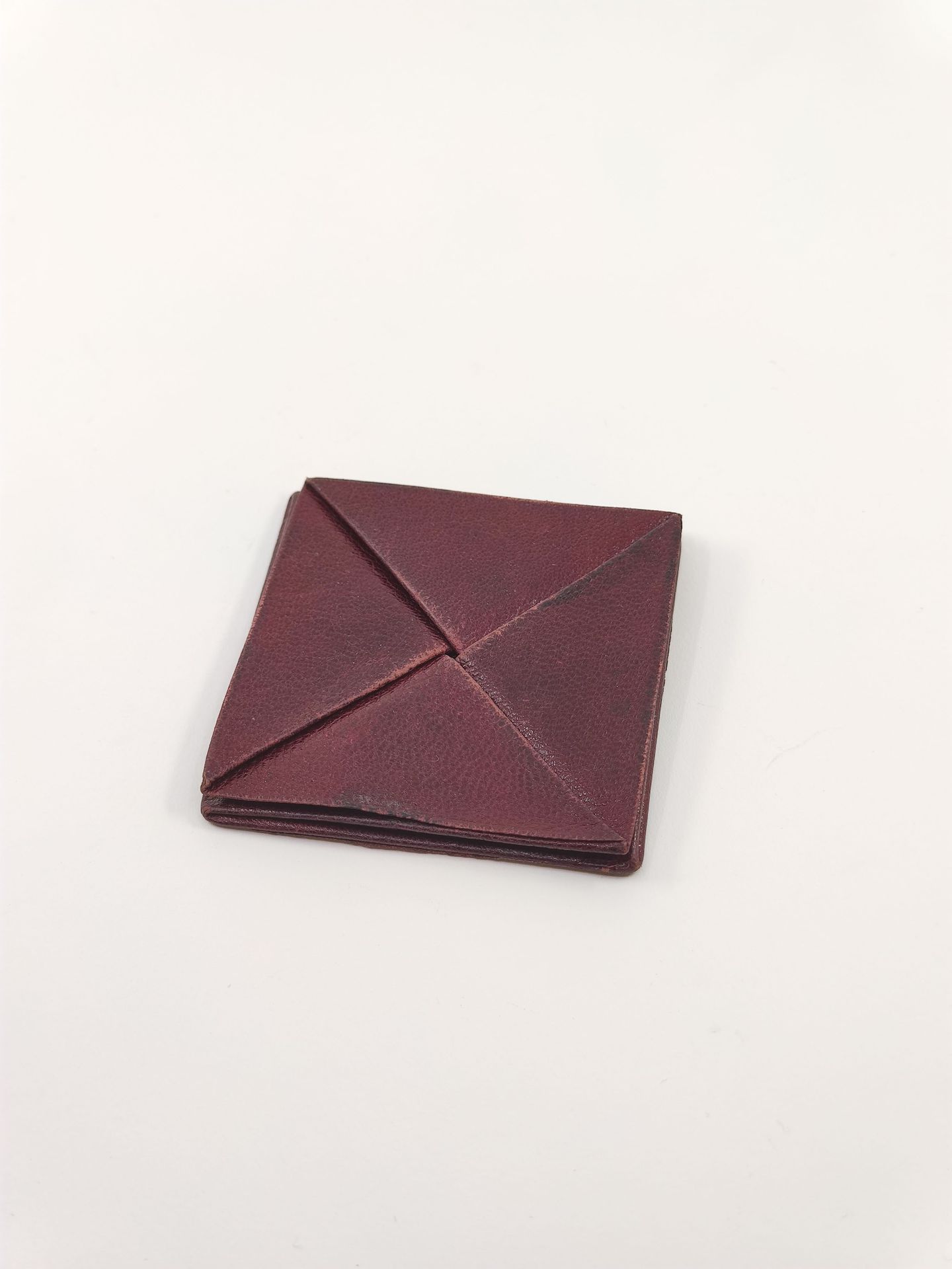 Null HERMES Paris

Burgundy leather wallet

In a HERMES box

Worn

Size : 7 x 7 &hellip;