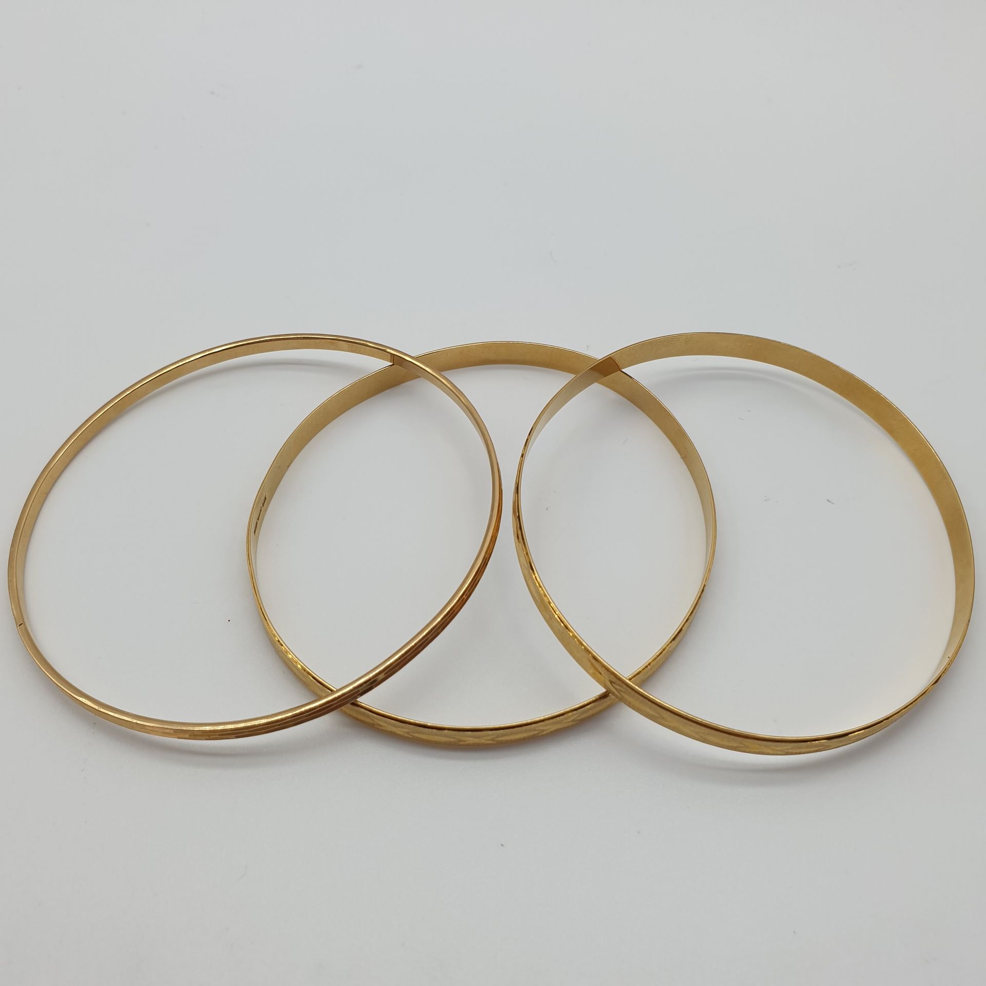 Null DREI Armbänder aus 750° Gelbgold mit ziselierten Ringen.

Gewicht: 26,99 g