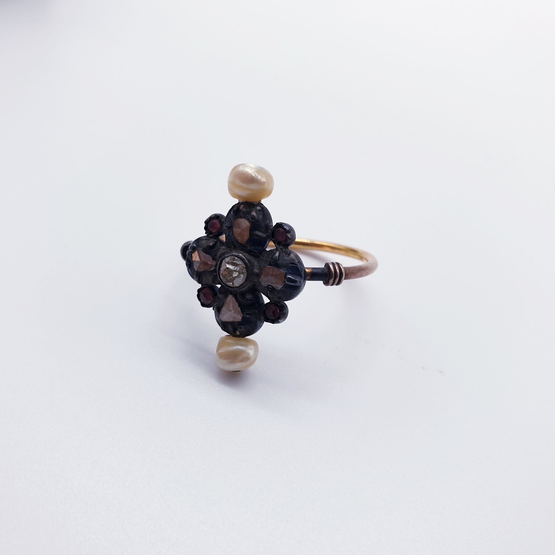 Null 
饰有红宝石玫瑰和精美珍珠的金银手套戒指




可能是俄罗斯作品 18世纪末




毛重 : 5,26 g




TDD 66





意外的&hellip;
