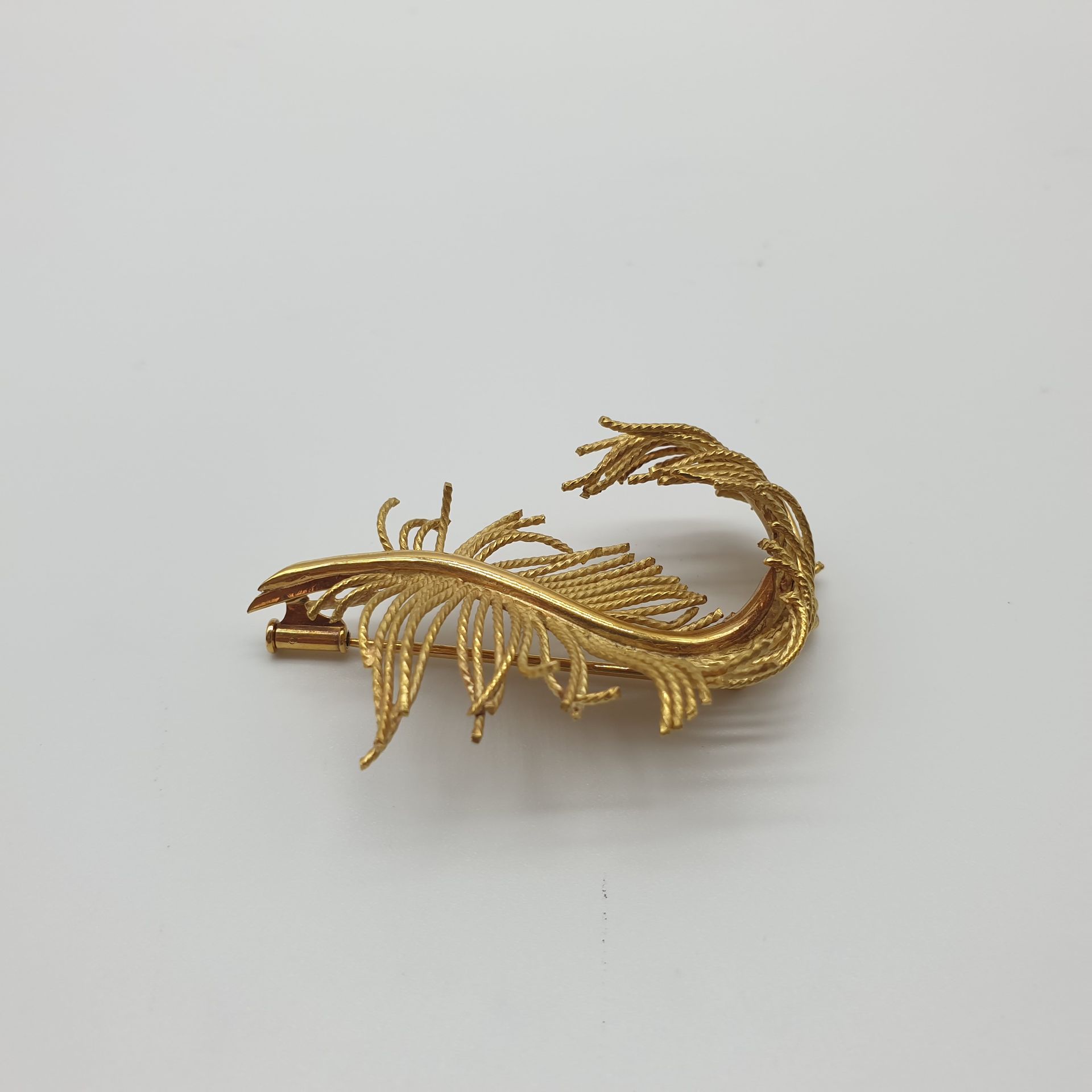 Null Modern French work

Yellow gold 750° pen-shaped brooch 

weight : 13,75 g
