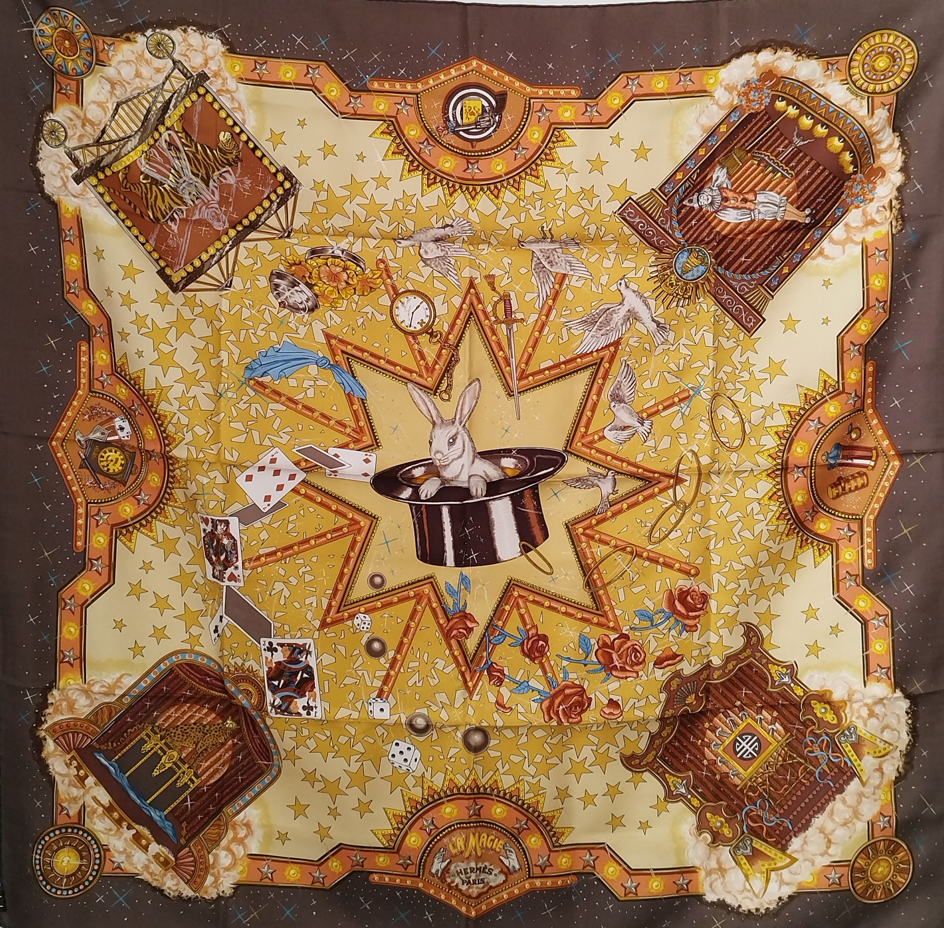 Null 赫米斯

"魔力

棕色丝质斜纹布方块，由克劳迪娅设计

装在爱马仕的袋子里