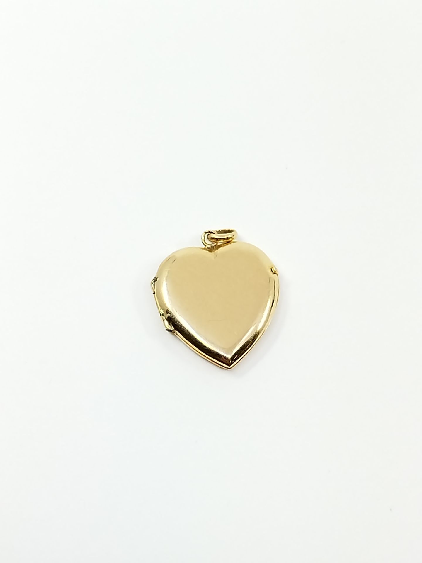 Null Pendente a forma di cuore in oro giallo 750°.

Peso: 2,76 g