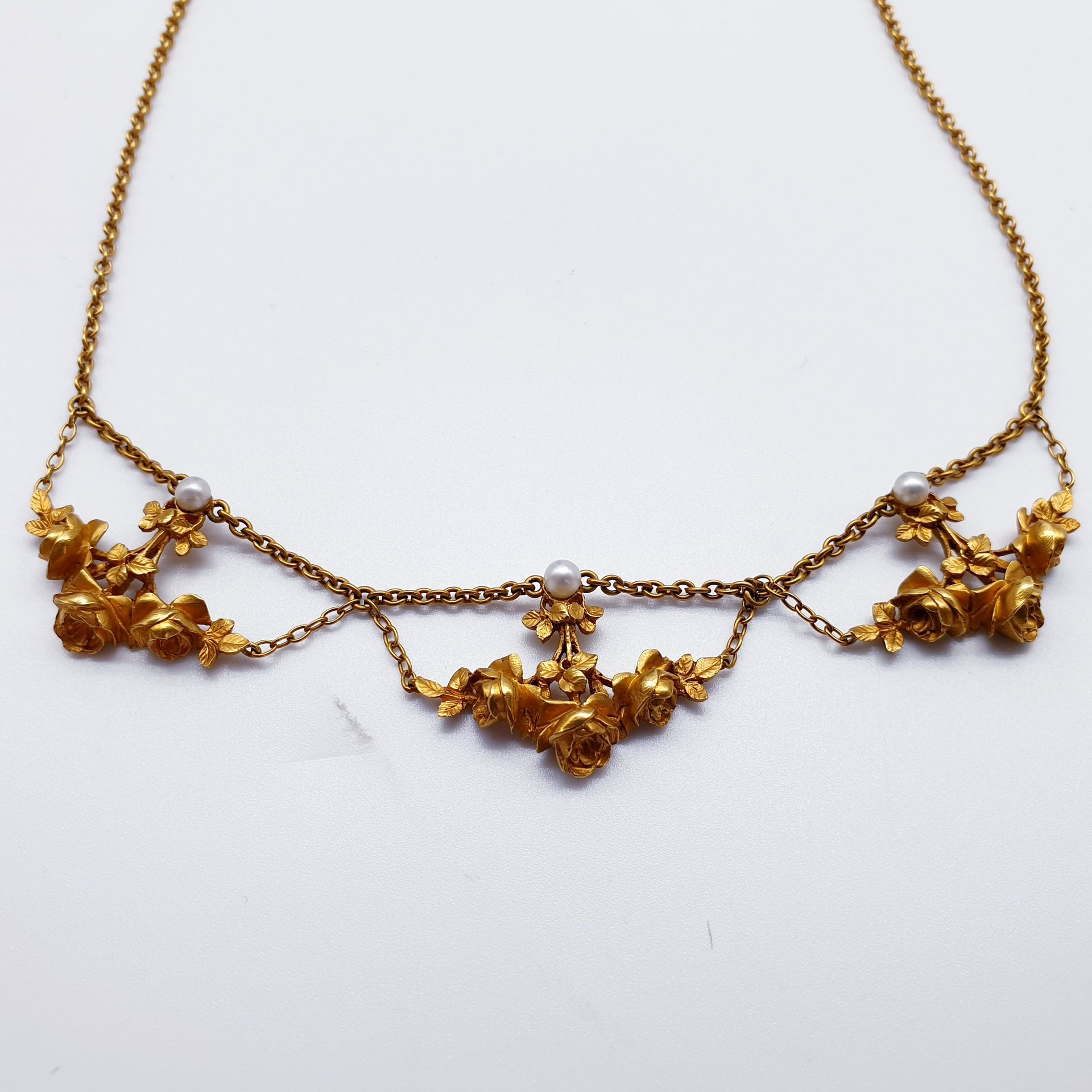 Null 法国工作

黄金垂饰项链，上面有三个花卉图案，上面有珍珠。

毛重 : 18,68 g