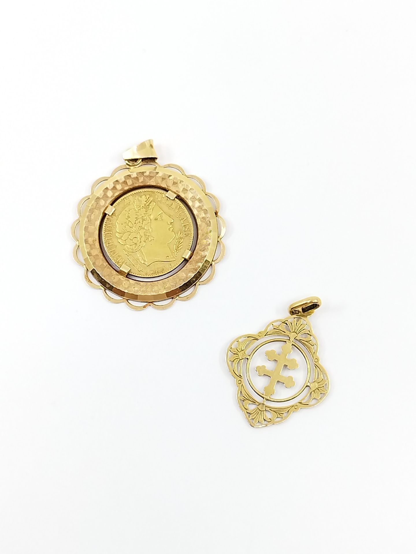 Null 750°黄金圆形吊坠，饰有一枚20法郎金币，1851年，击穿A，附有洛林十字架吊坠。

总重量 : 13,5 g