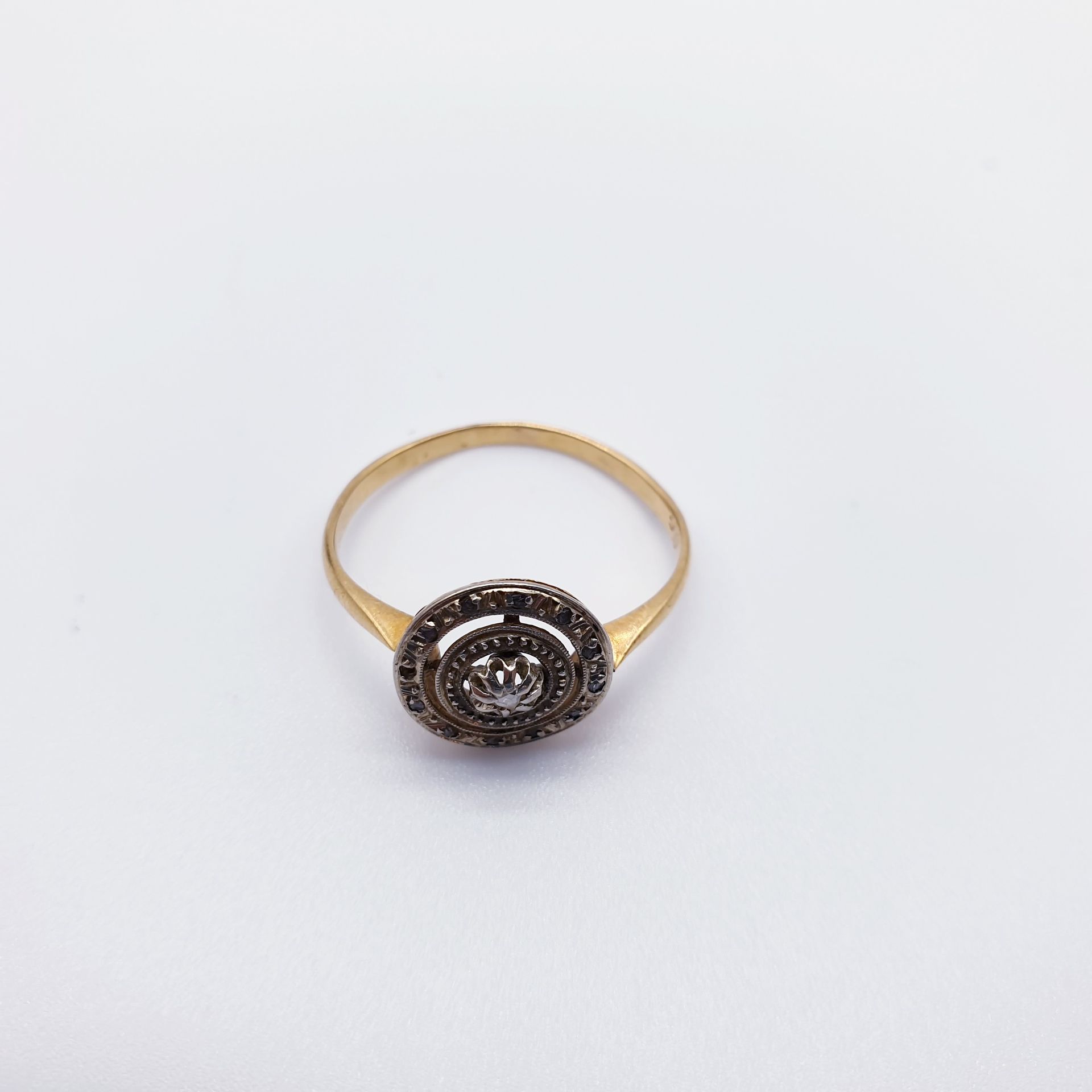 Null 
750°双色金戒指，圆形顶部镶有玫瑰花（缺失）




毛重 : 2,07 g




TDD 57





变形的