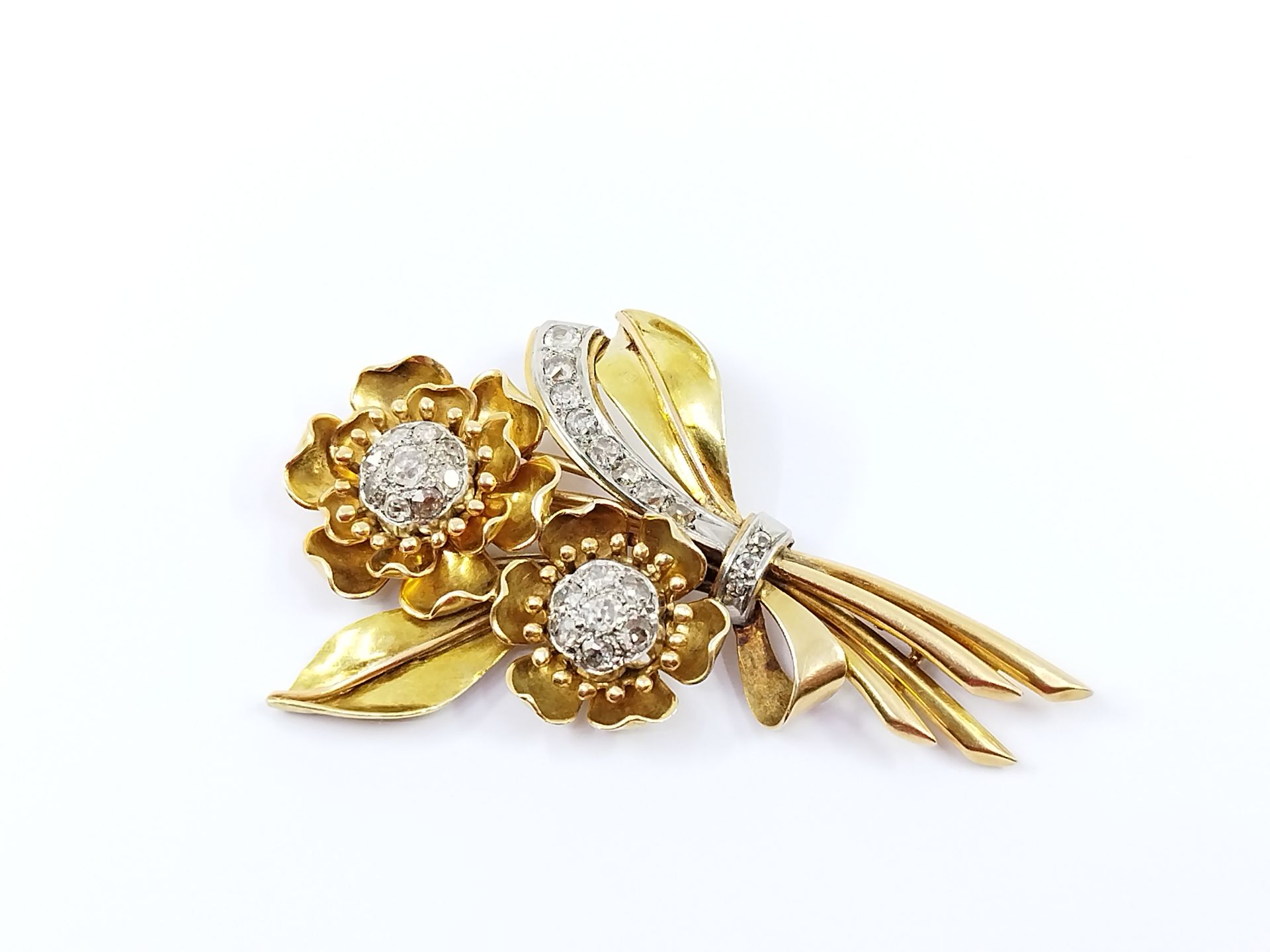 Null 
Blumen"-Brosche aus 750° Gold und Platin, besetzt mit Altschliff-Diamanten&hellip;