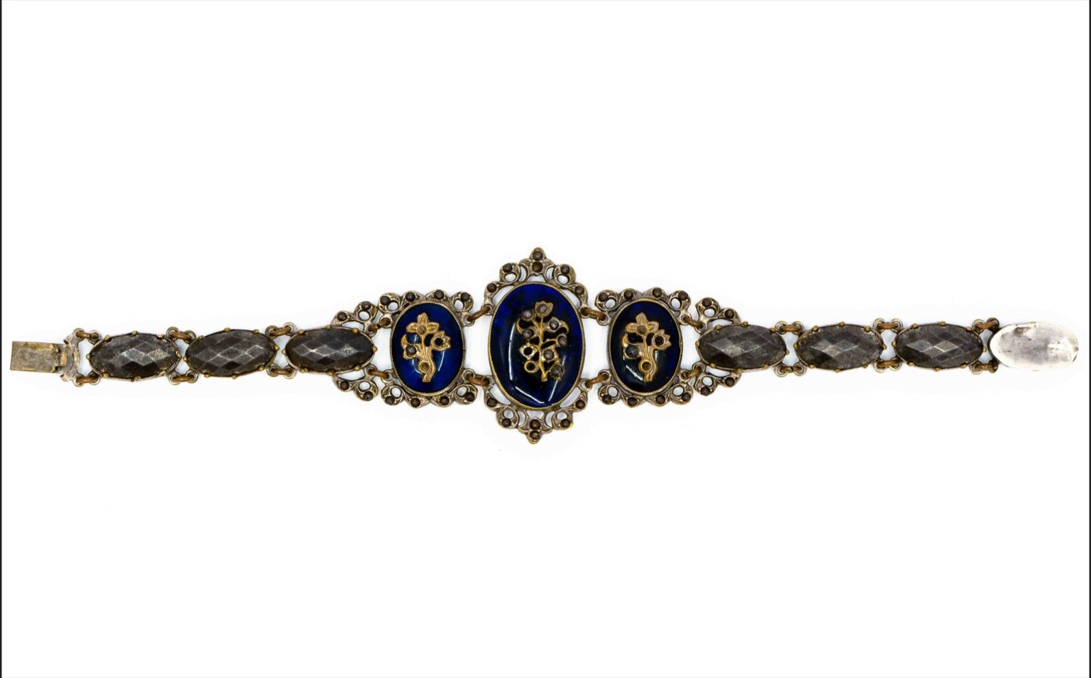 Null 
金属手镯，由三个蓝色珐琅徽章组成，上面有花卉图案，并镶嵌有玛瑙。




失踪




拿破仑三世