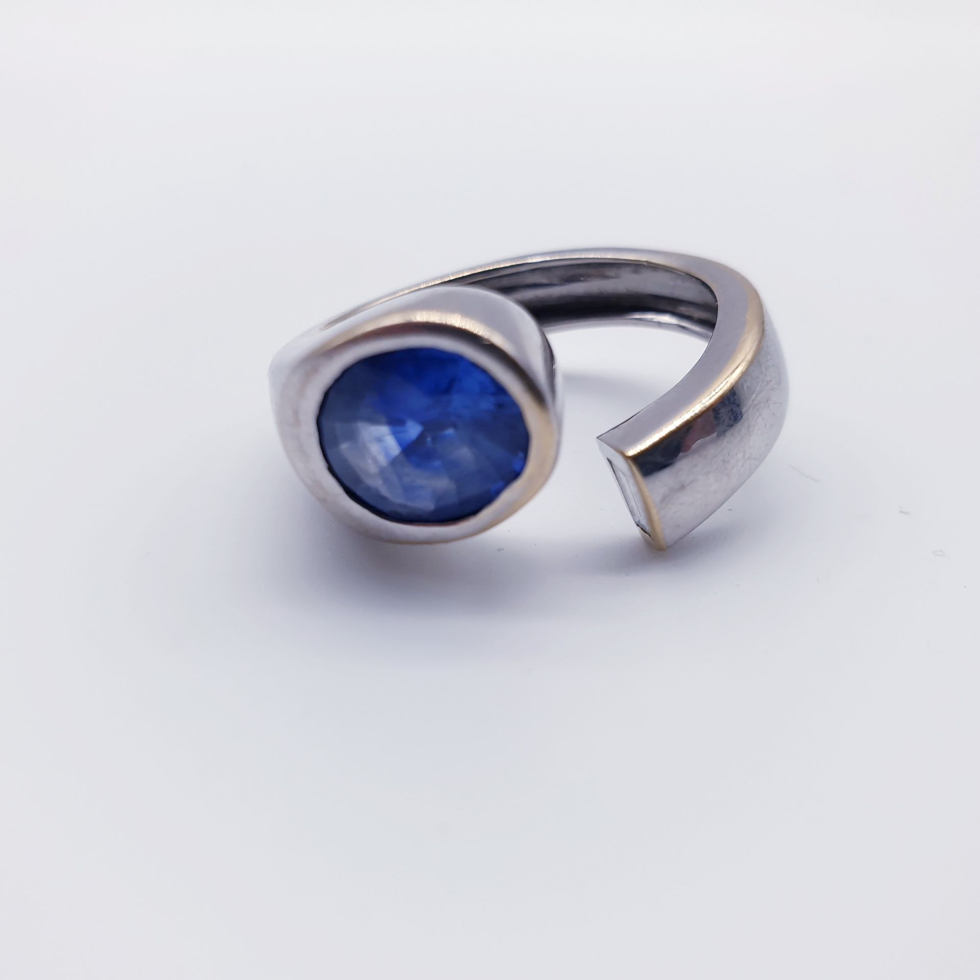 Null 750°白金戒指，镶嵌一颗蓝宝石和一颗长方形切割钻石

毛重 : 10,99g

TDD : 59

现代工作